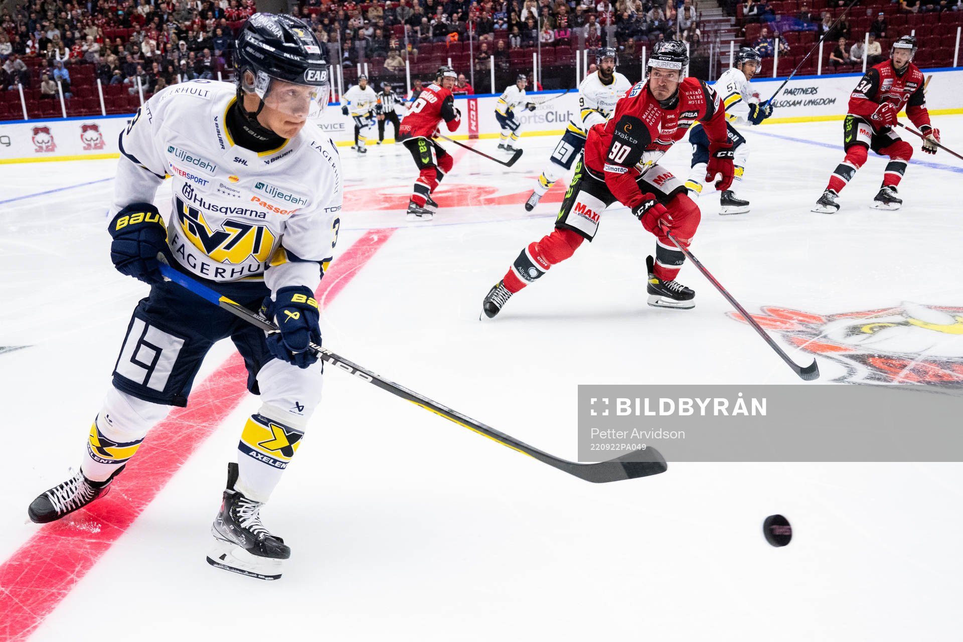 HV71s Daniel Bertov och Malmö Redhawks Lance Bouma