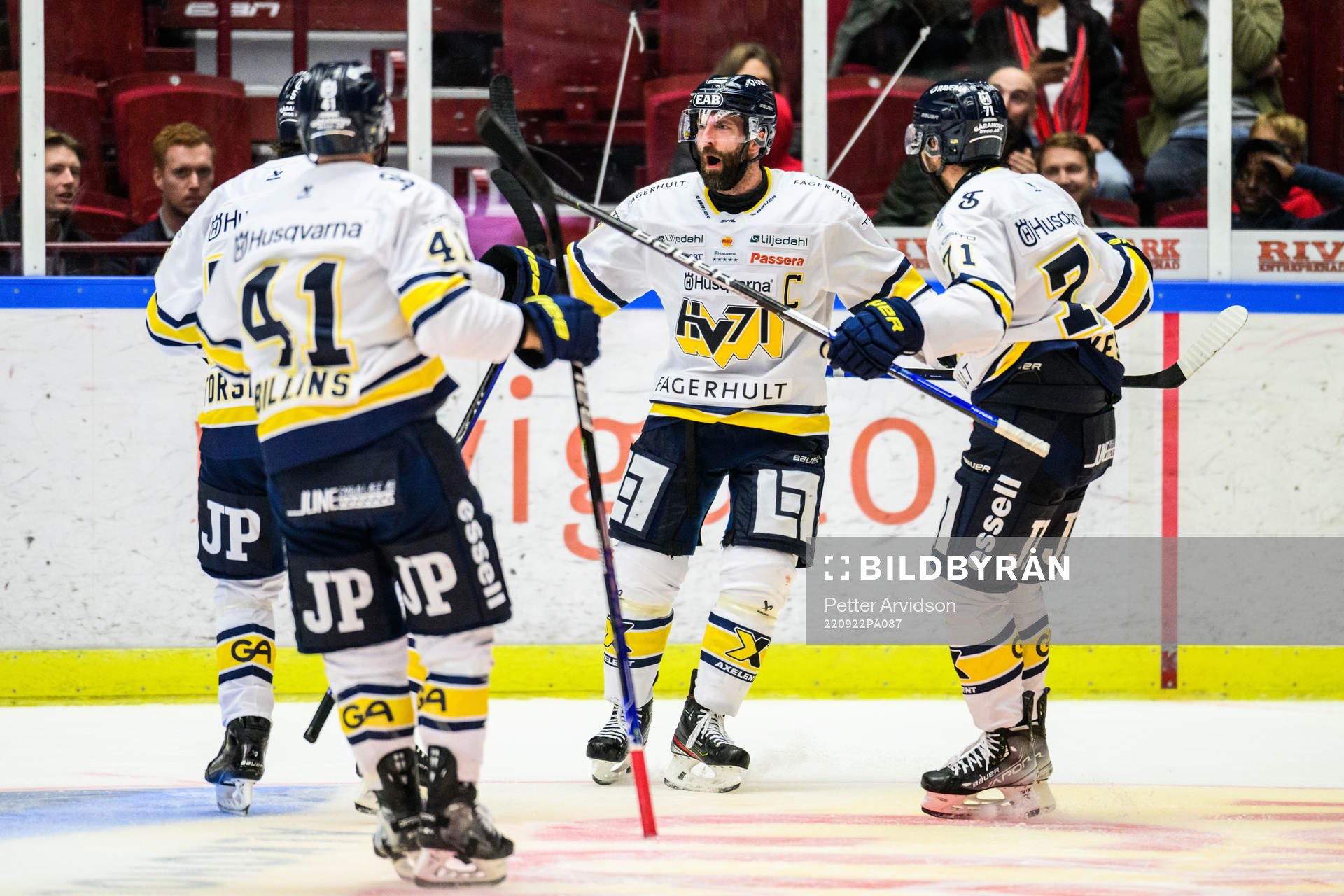 HV71s Taylor Matson jublar