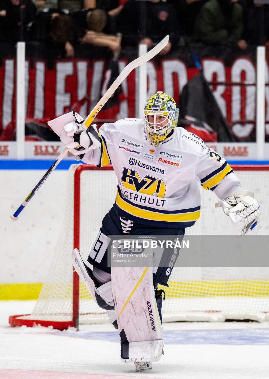 HV71s målvakt Joni Ortio jublar