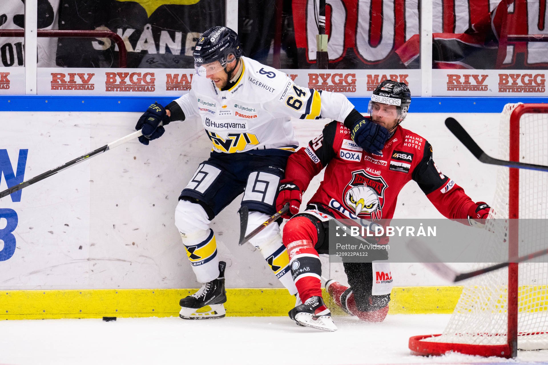 HV71s Eric Martinsson och Malmö Redhawks Carl Persson