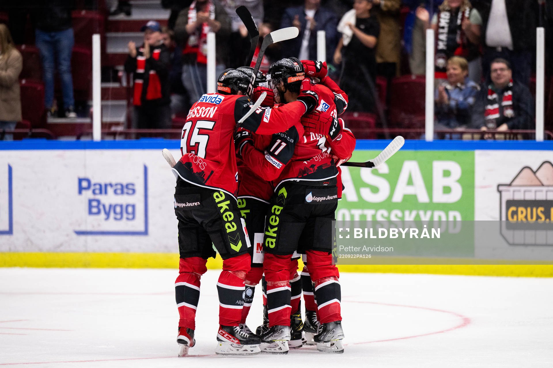 Malmö Redhawks spelare jublar