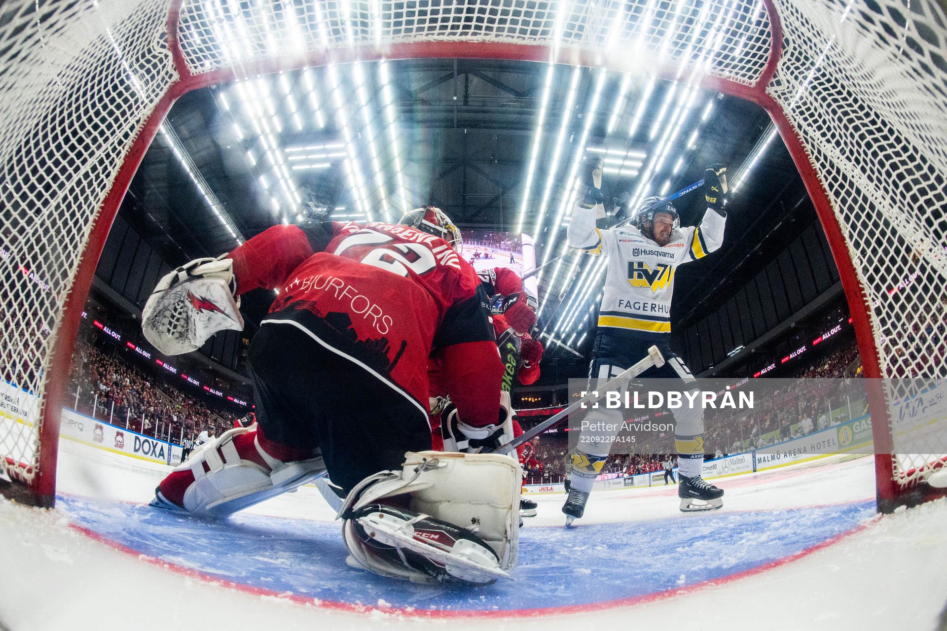 HV71s Filip Westerlund jublar framför Malmö Redhawks