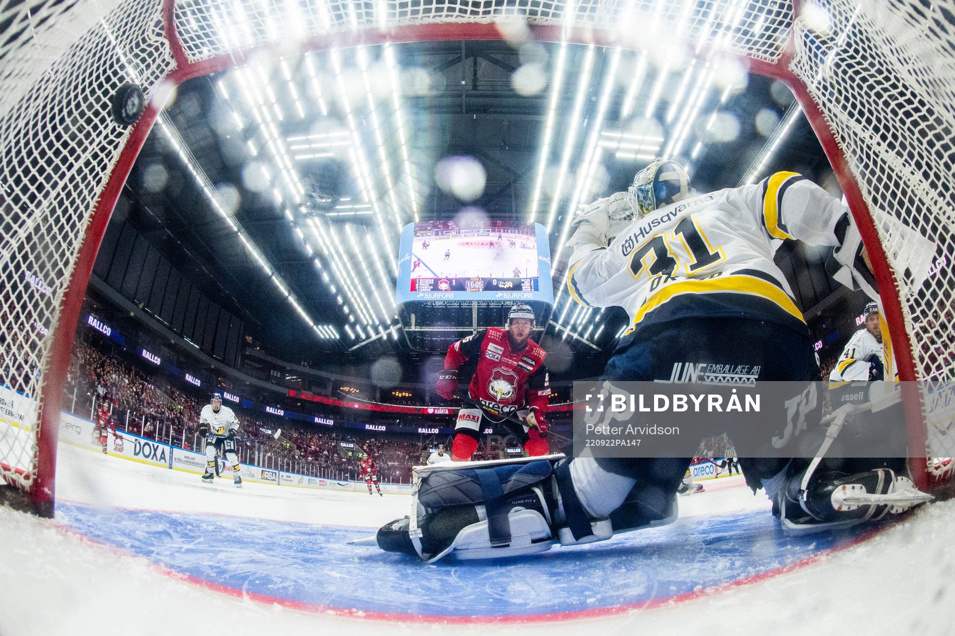 Malmö Redhawks Carl Persson i samband med 2-0 målet genom