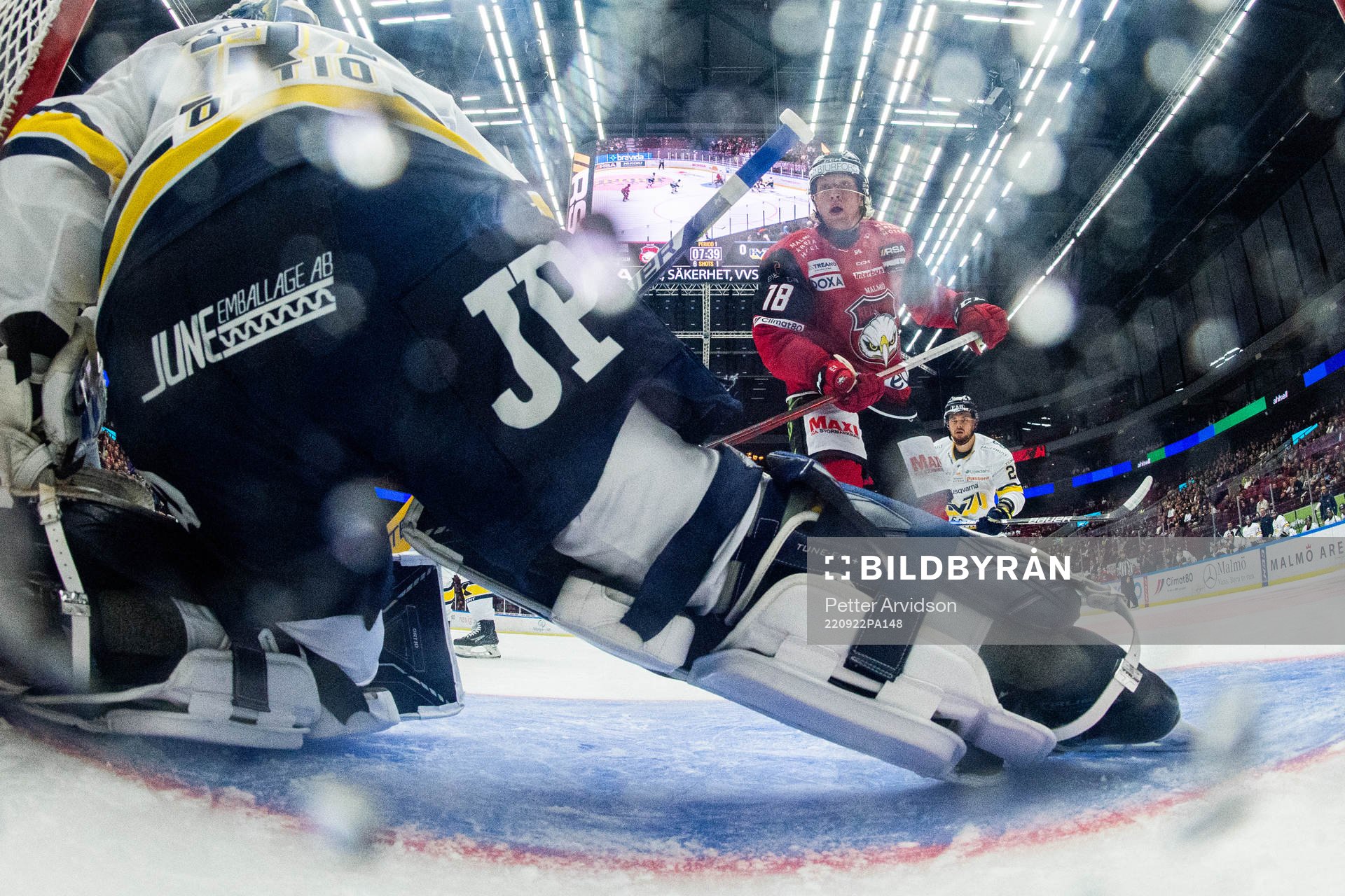 Malmö Redhawks Marcus Sylvegård oroar mot HV71s målvakt