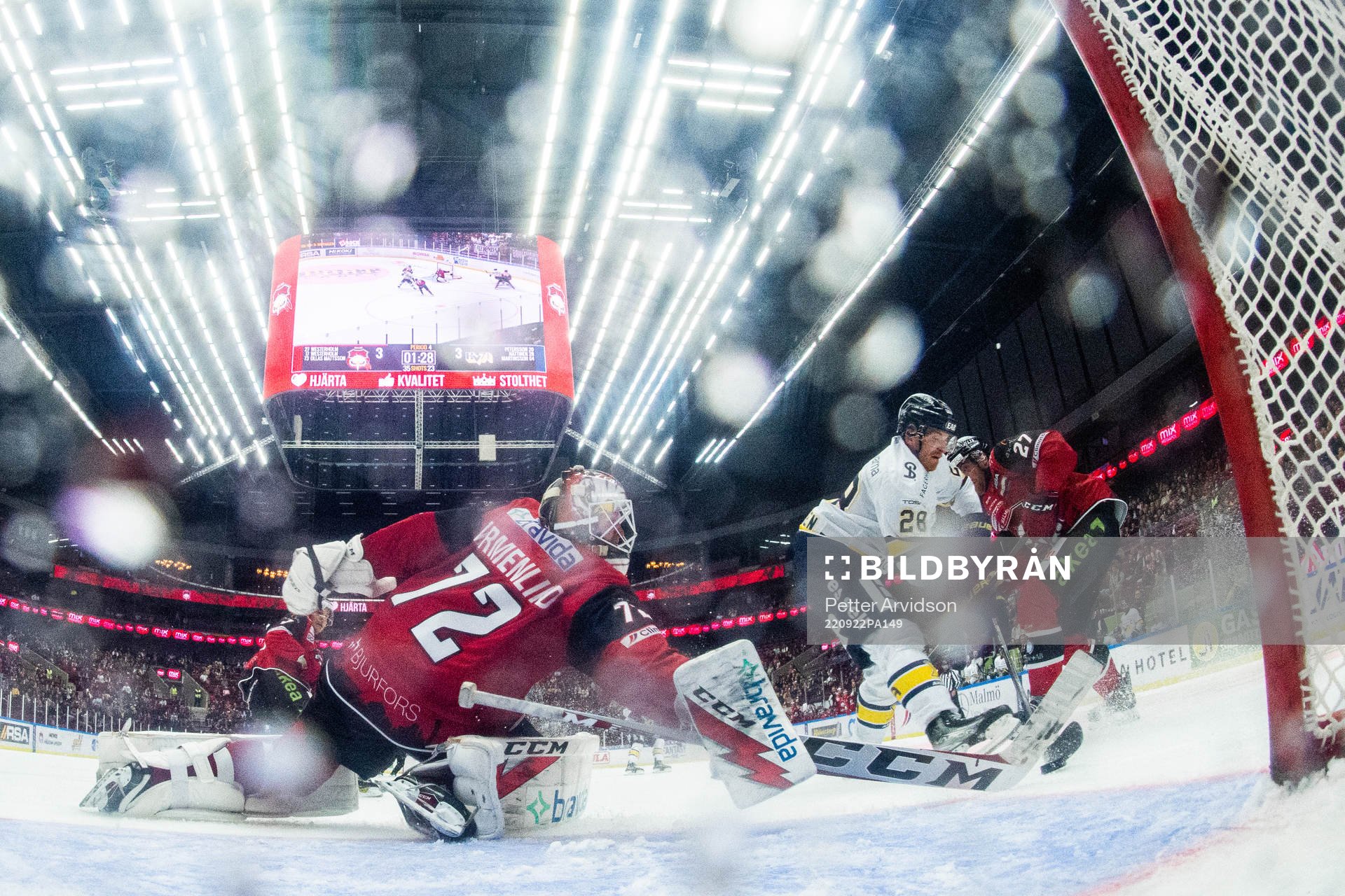 Malmö Redhawks målvakt Daniel Marmenlind med en räddning