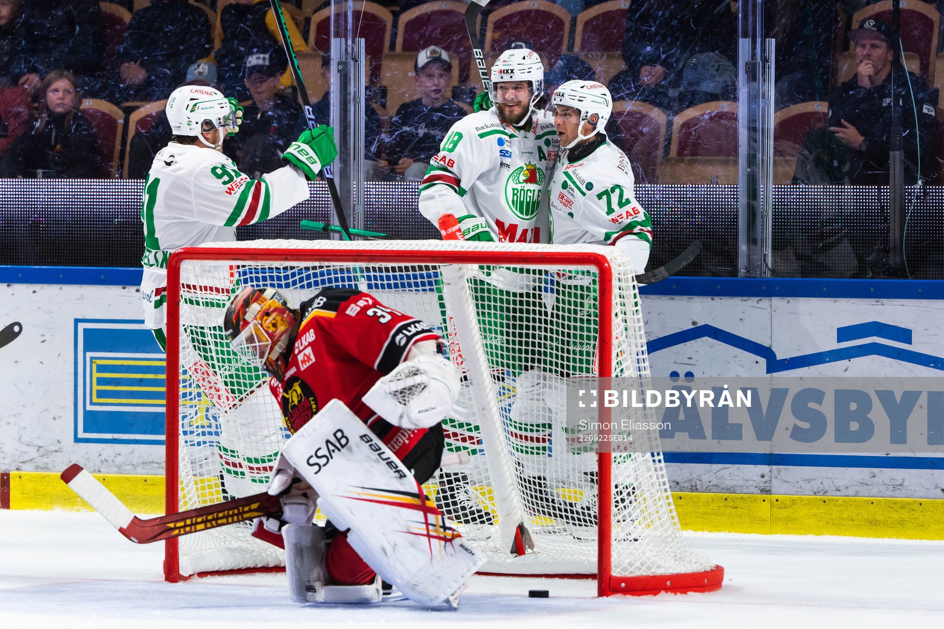 Rögles Daniel Zaar jublar med lagkamrater