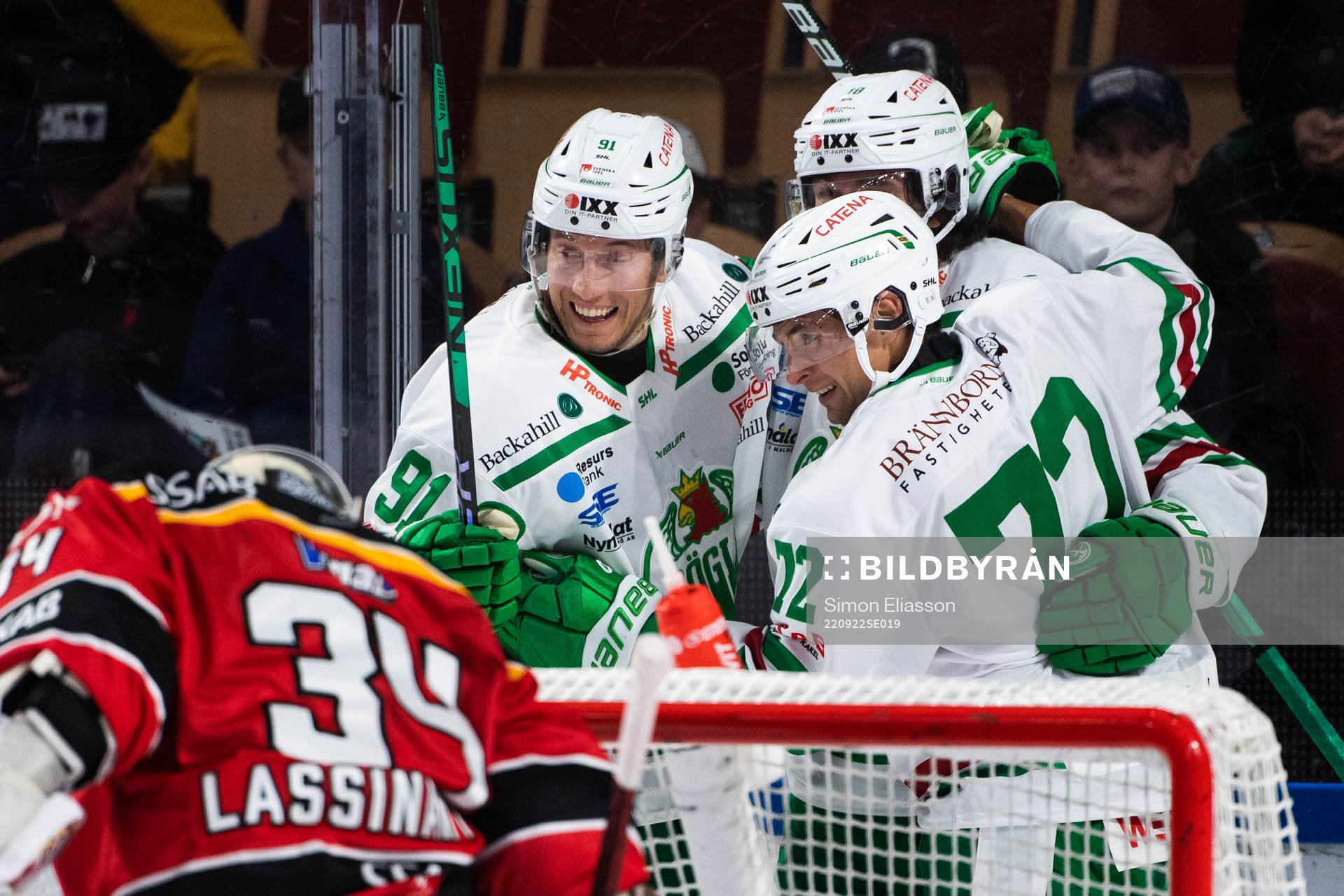 Rögles Adam Tambellini och Daniel Zaar jublar med lagkamrat