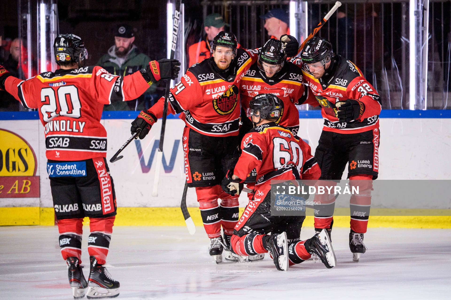Luleås Julius Honka jublar med lagkamrater