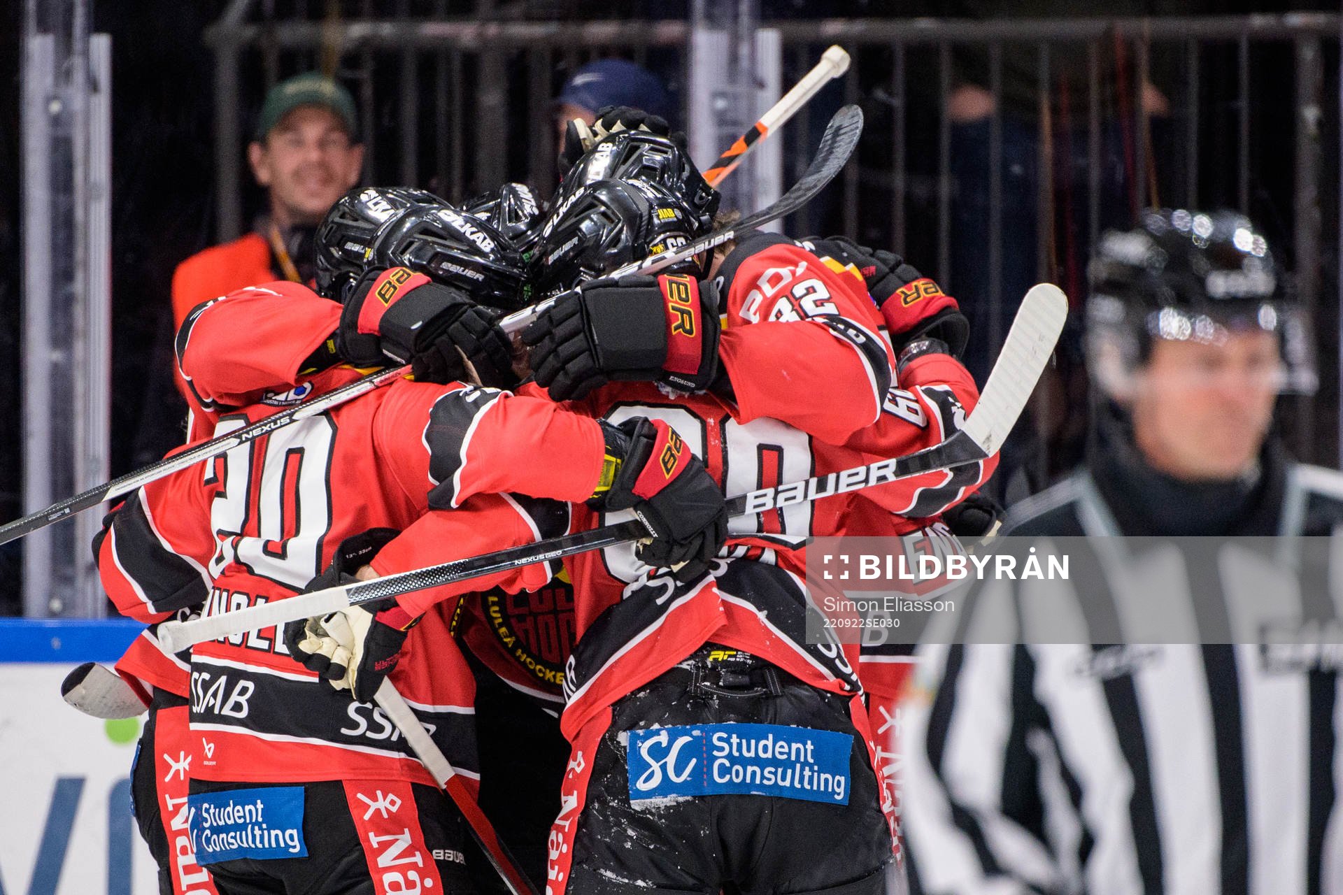 Luleås Julius Honka jublar