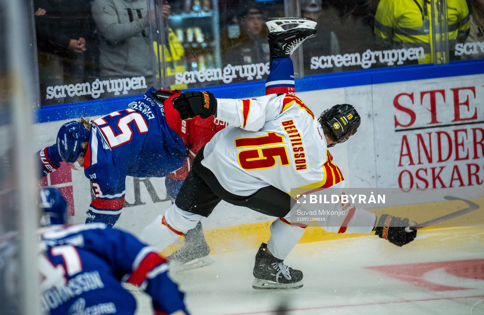 Oskarshamns Anthon Eriksson skadar sig i en närkamp med
