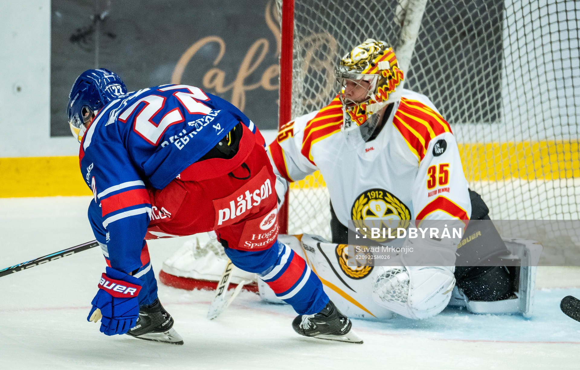 Oskarshamns John Dahlström och Brynäs målvakt Veini