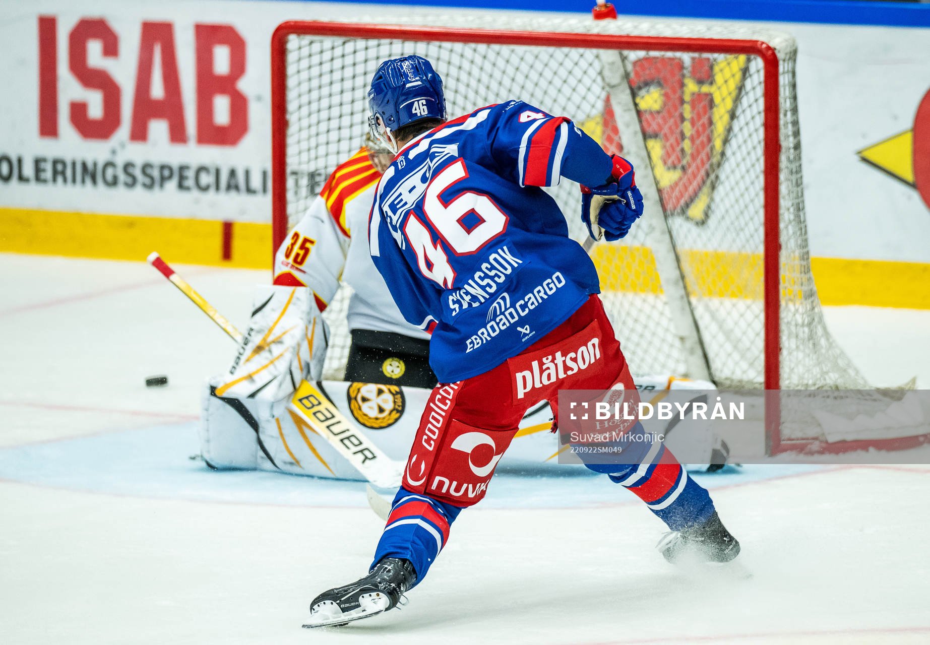 Oskarshamns Liam Svensson och Brynäs målvakt Veini