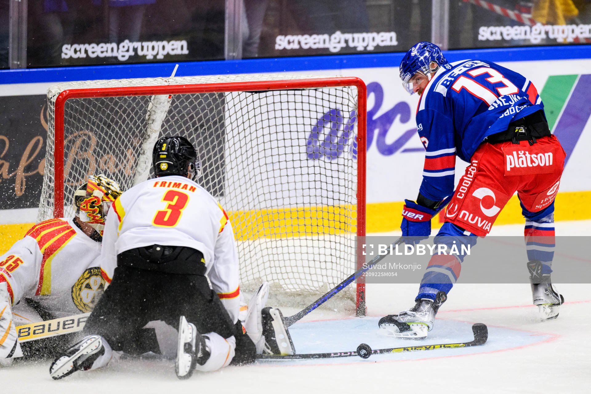 Oskarshamns Jiri Smejkal mot Brynäs målvakt Veini