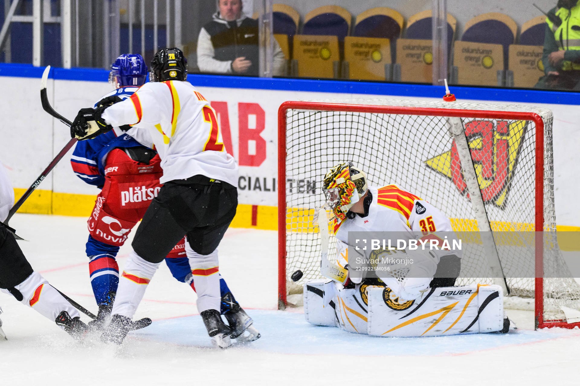 Oskarshamns Antti Suomela gör 2-1 på Brynäs målvakt