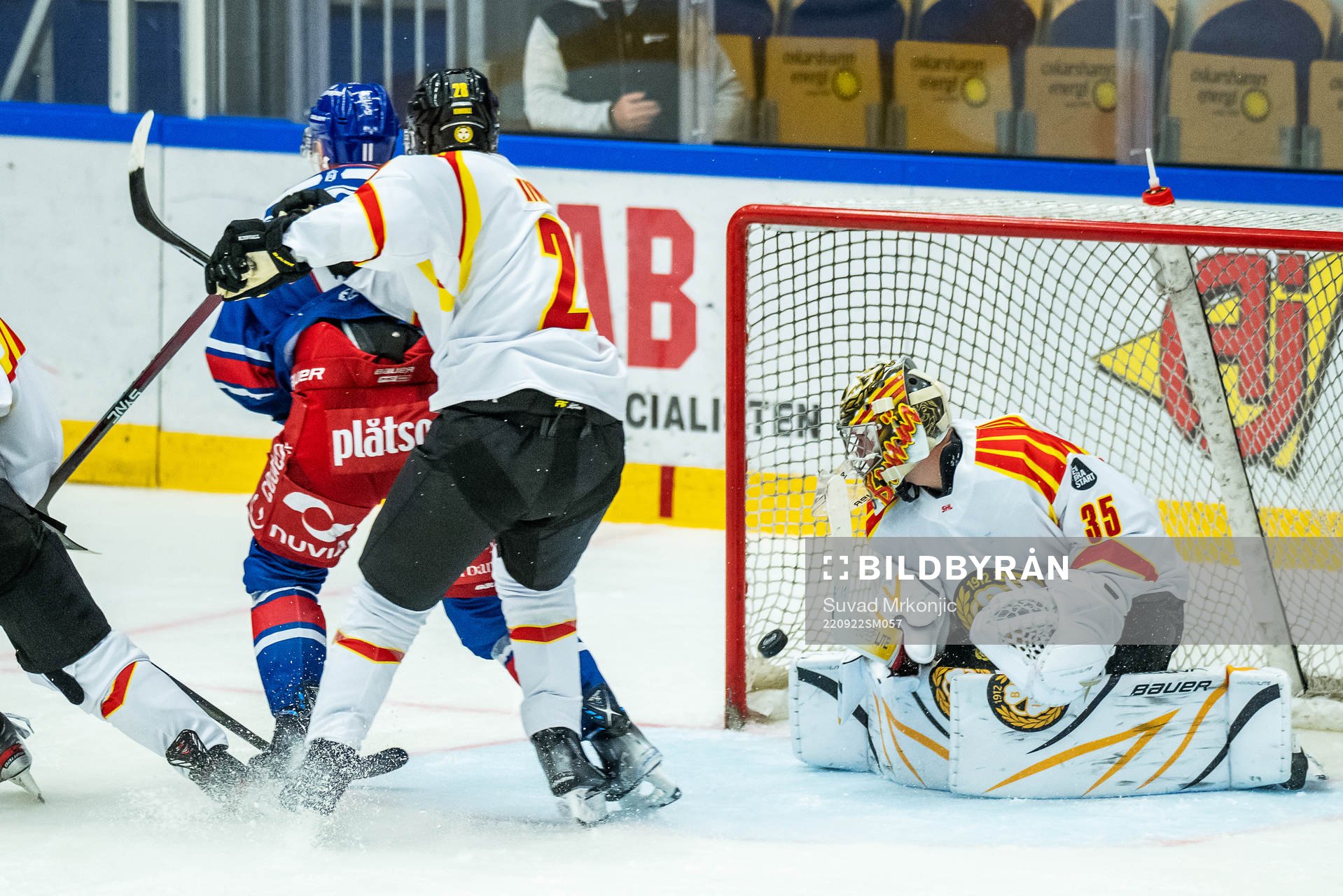 Oskarshamns Antti Suomela gör 2-1 bakom Brynäs målvakt