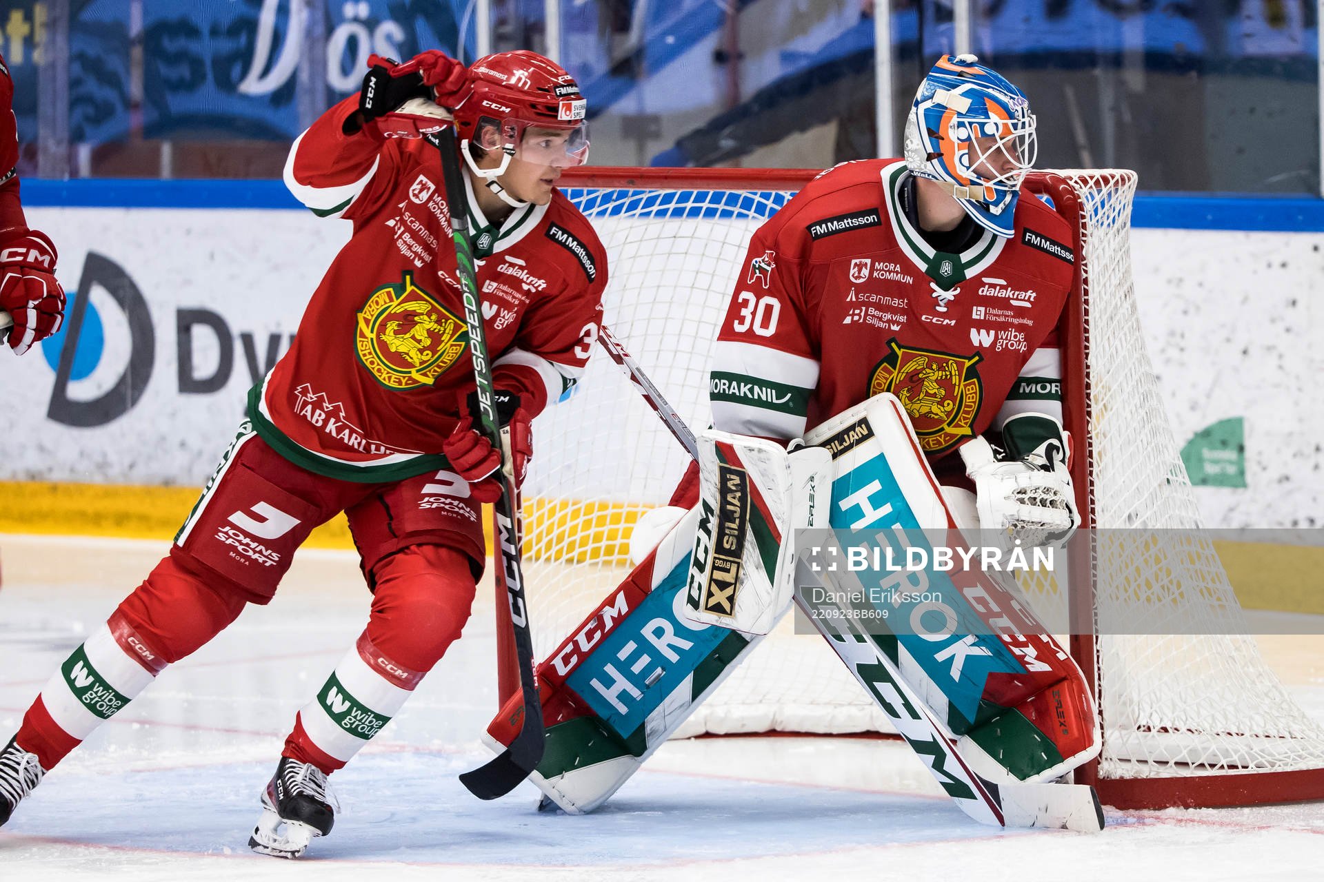Moras Olle Strandell och målvakt Kari Piiroinen