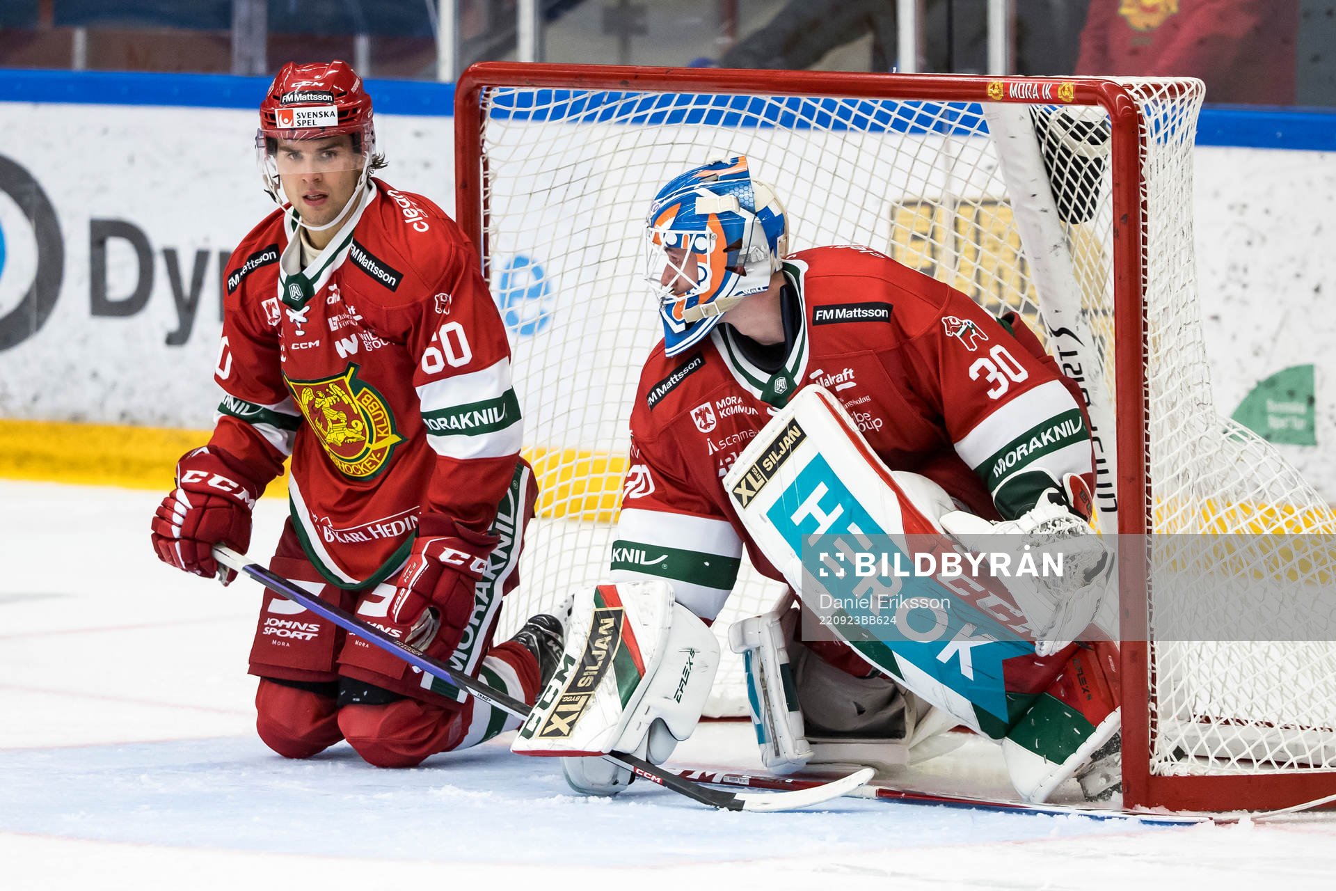 Moras Kalle Miketinac och målvakt Kari Piiroinen