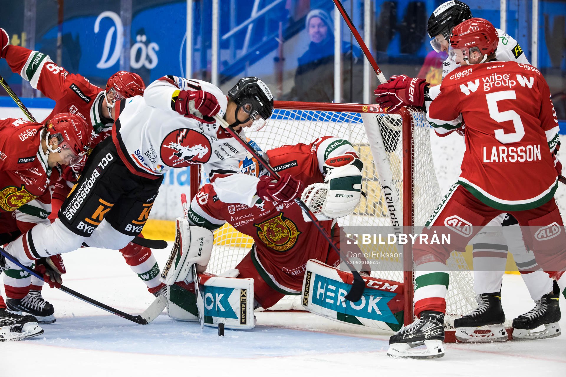 Vita Hästens Eric Borg och Moras målvakt Kari Piiroinen