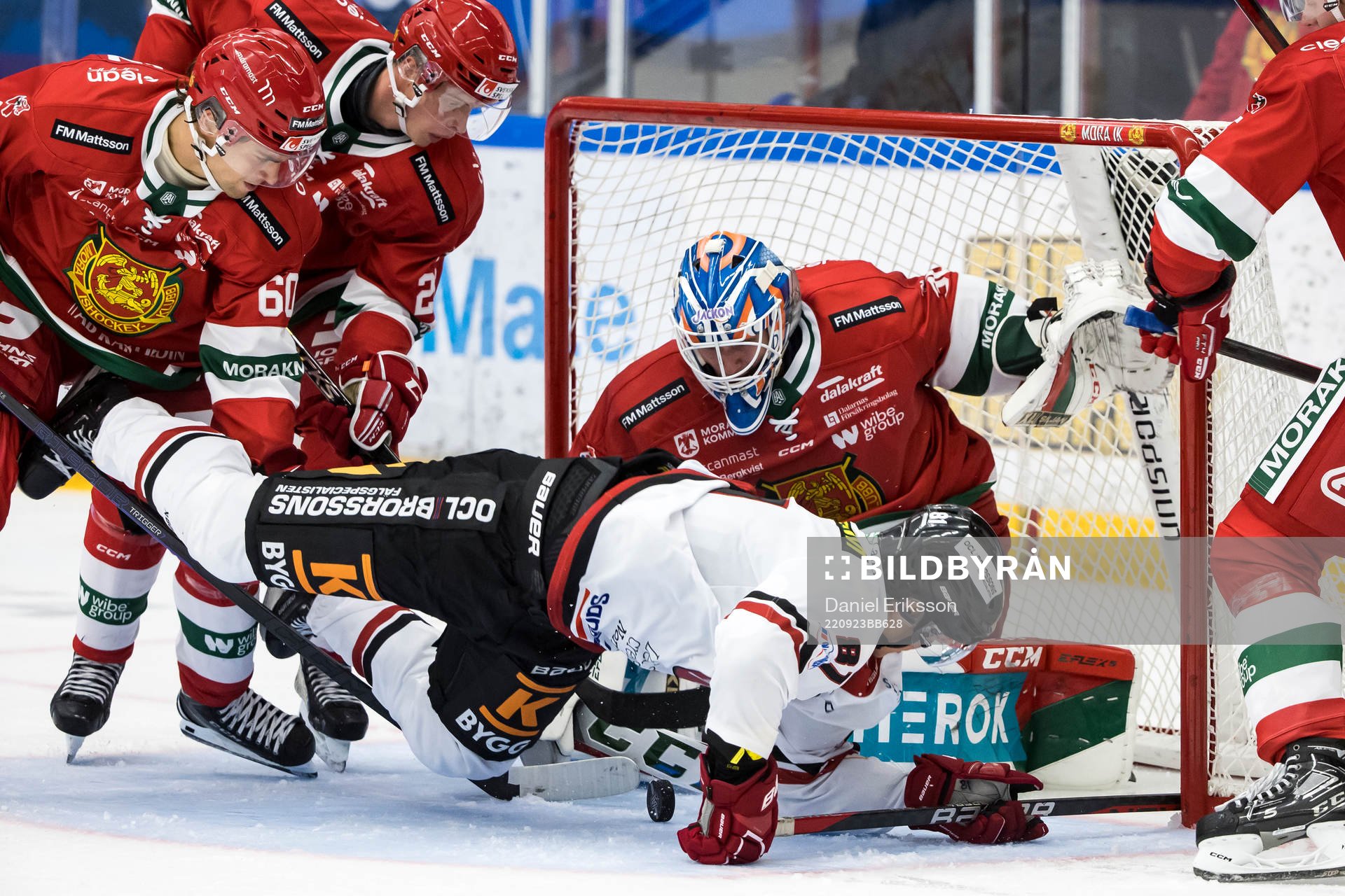 Vita Hästens Eric Borg och Moras målvakt Kari Piiroinen