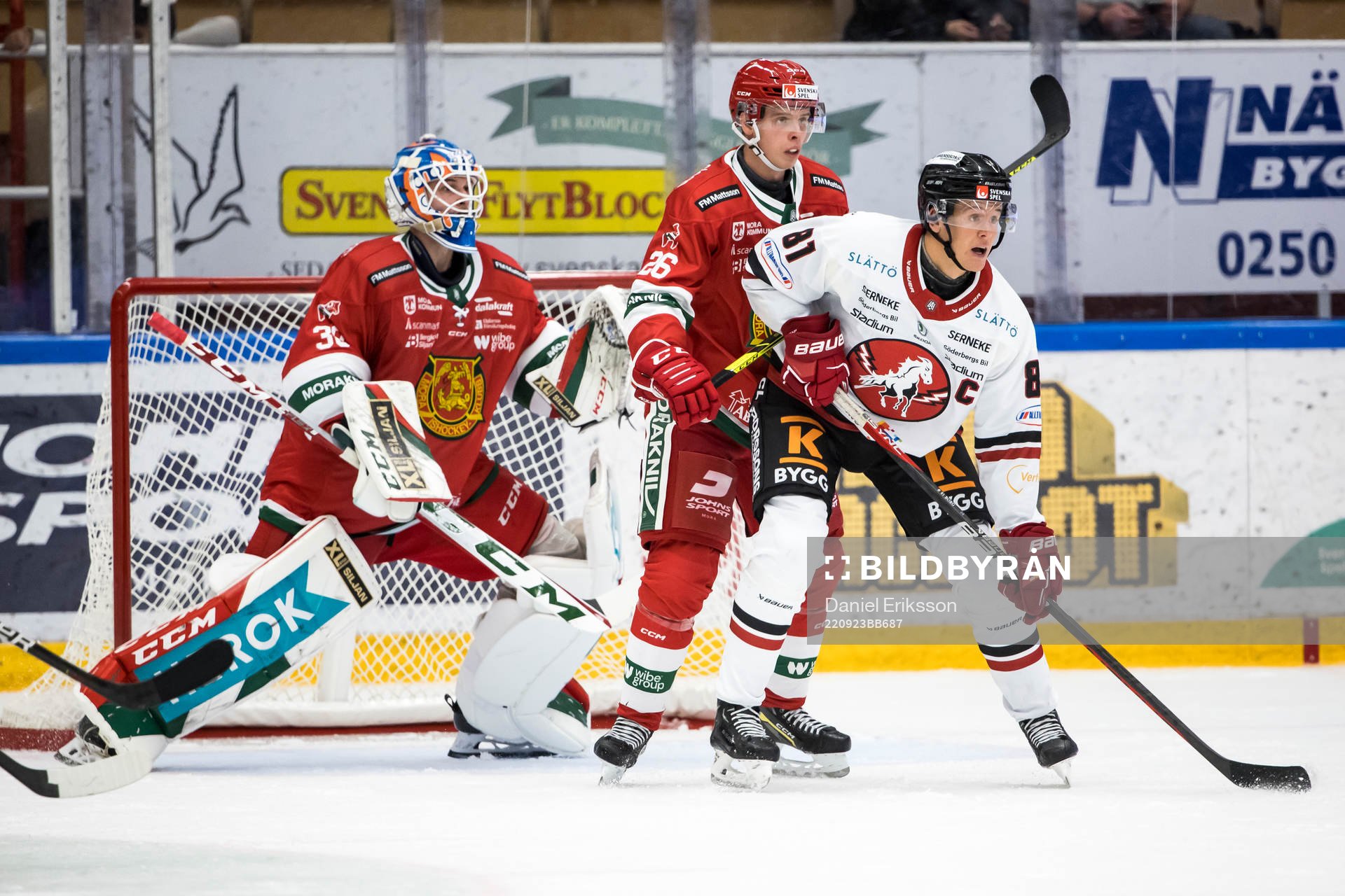 Moras målvakt Kari Piiroinen och Isac Heens och Vita