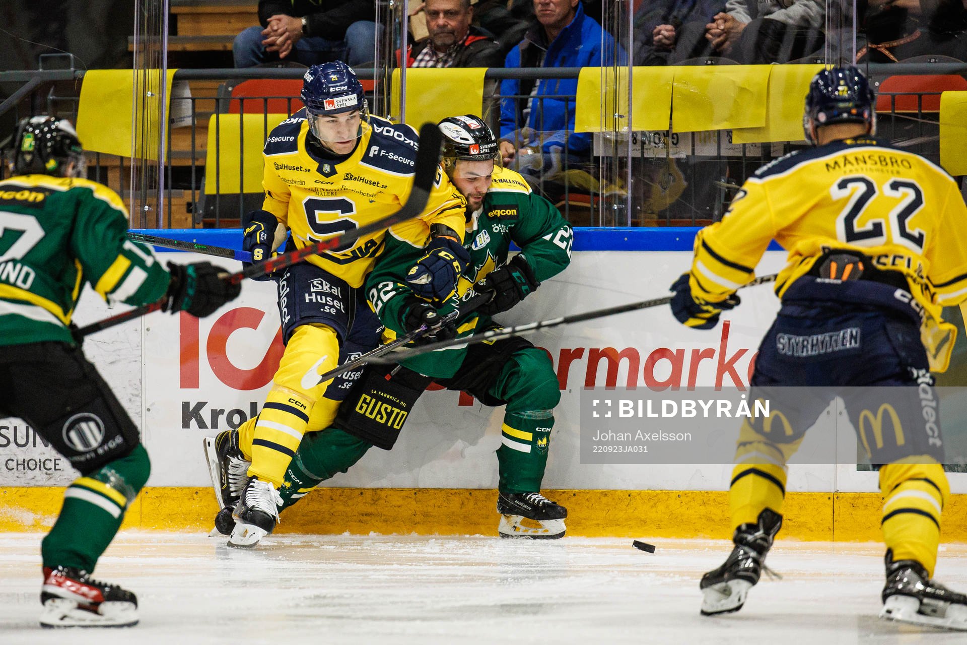 Södertäljes Viktor Liljegren  ikamp med Östersunds Carl