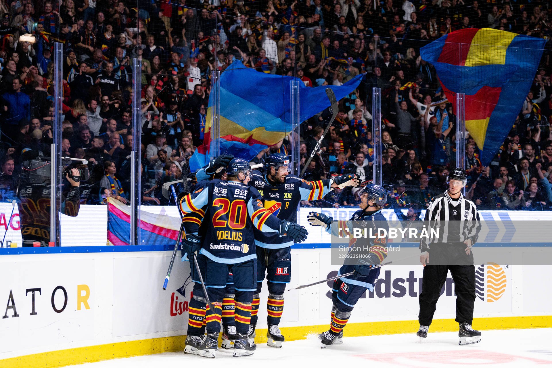 Djurgårdens Wiktor Nilsson jublar med Linus Arnesson,