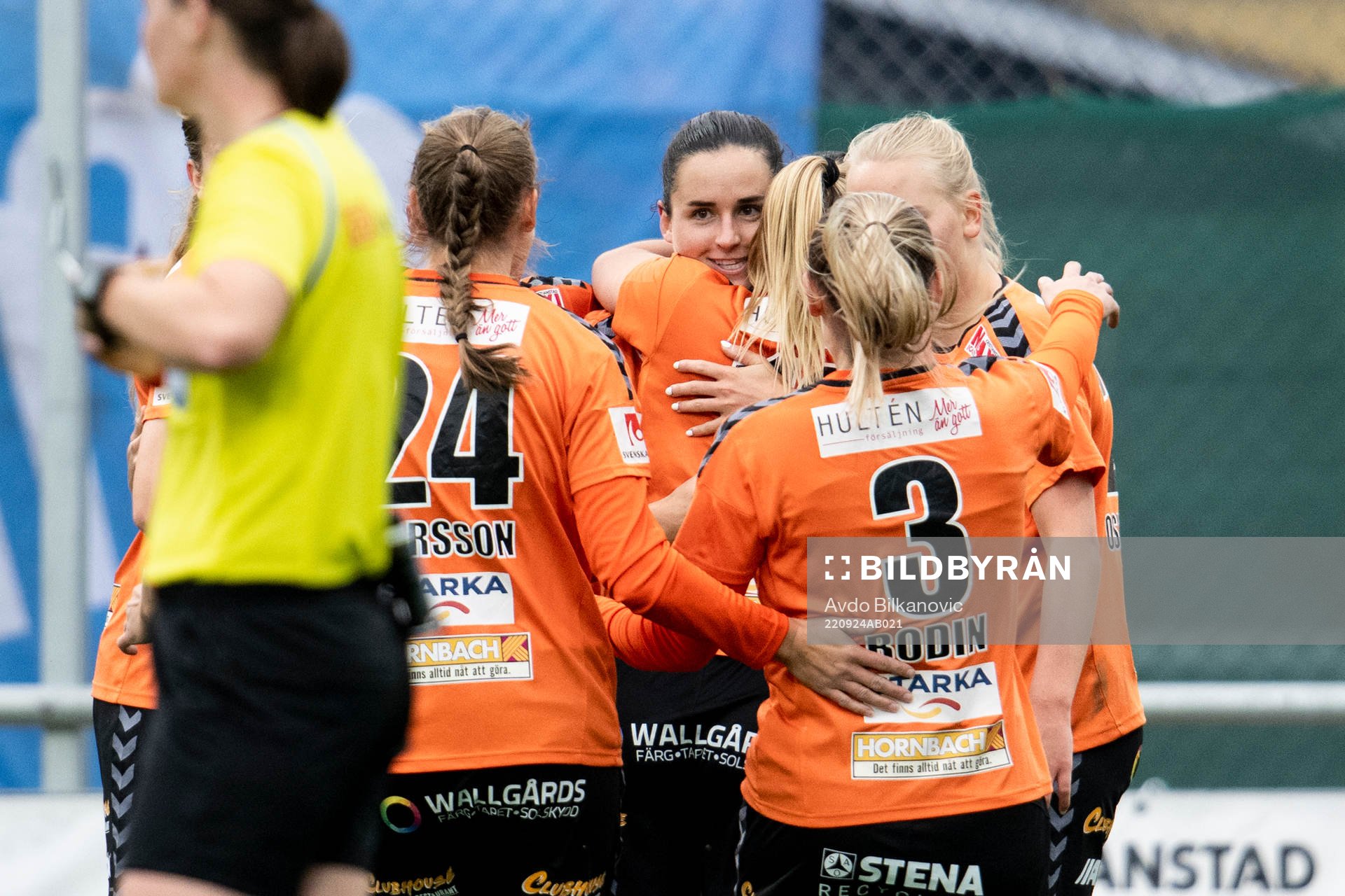 Kristianstads Evelyne Viens jublar med lagkamrater
