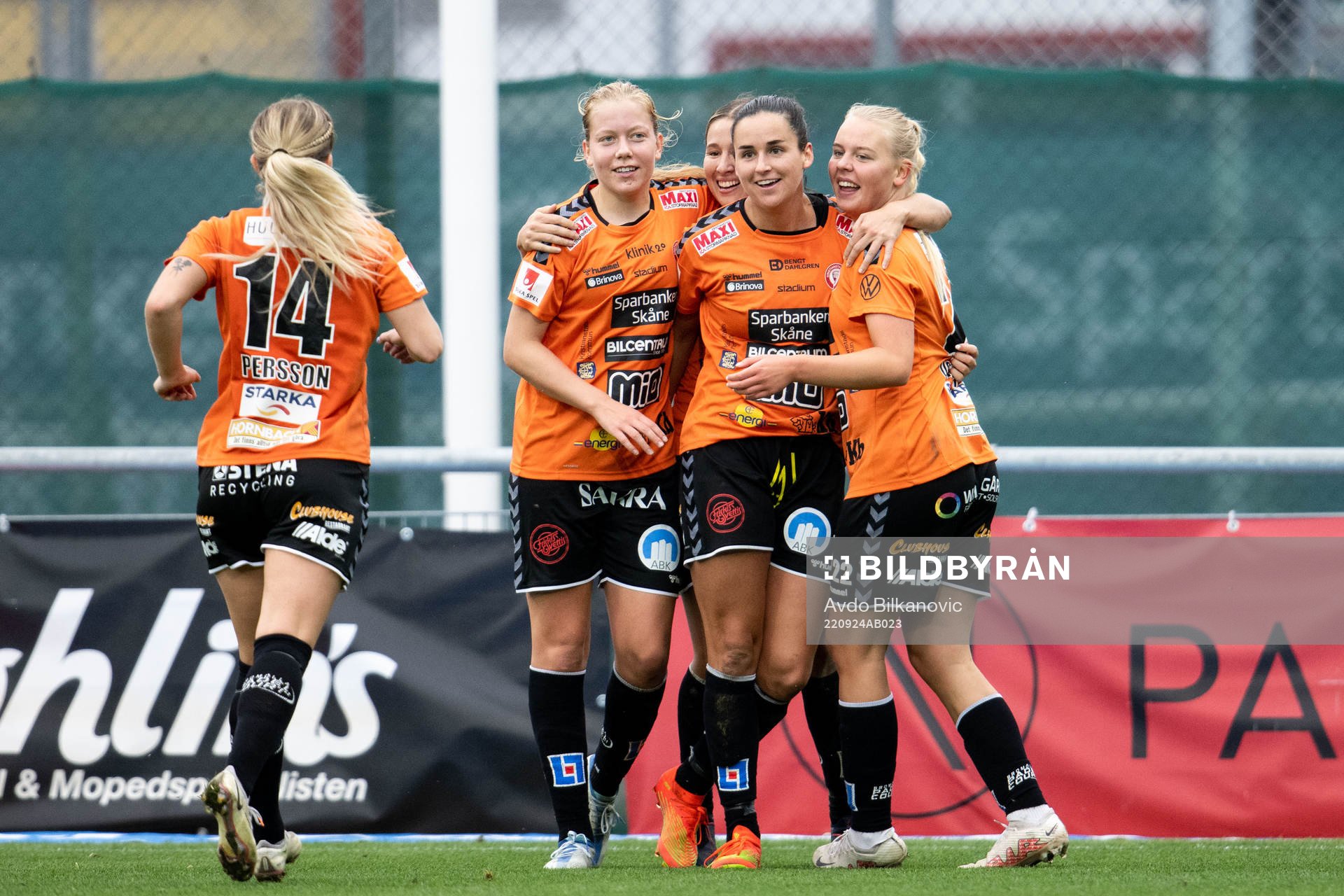 Kristianstads Evelyne Viens jublar med lagkamrater