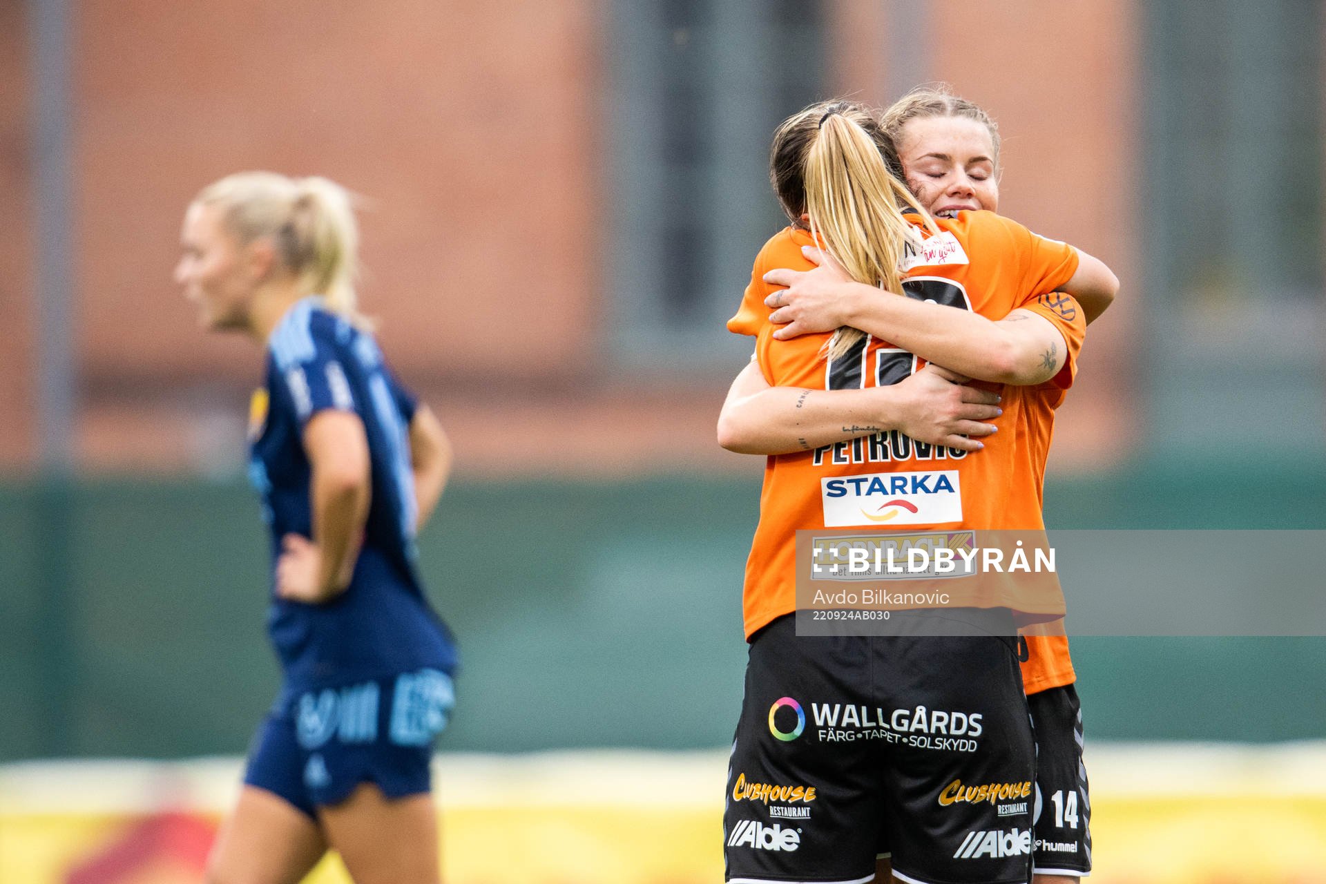 Kristianstads Emma Petrovic och Maja Bodin  jublar medan