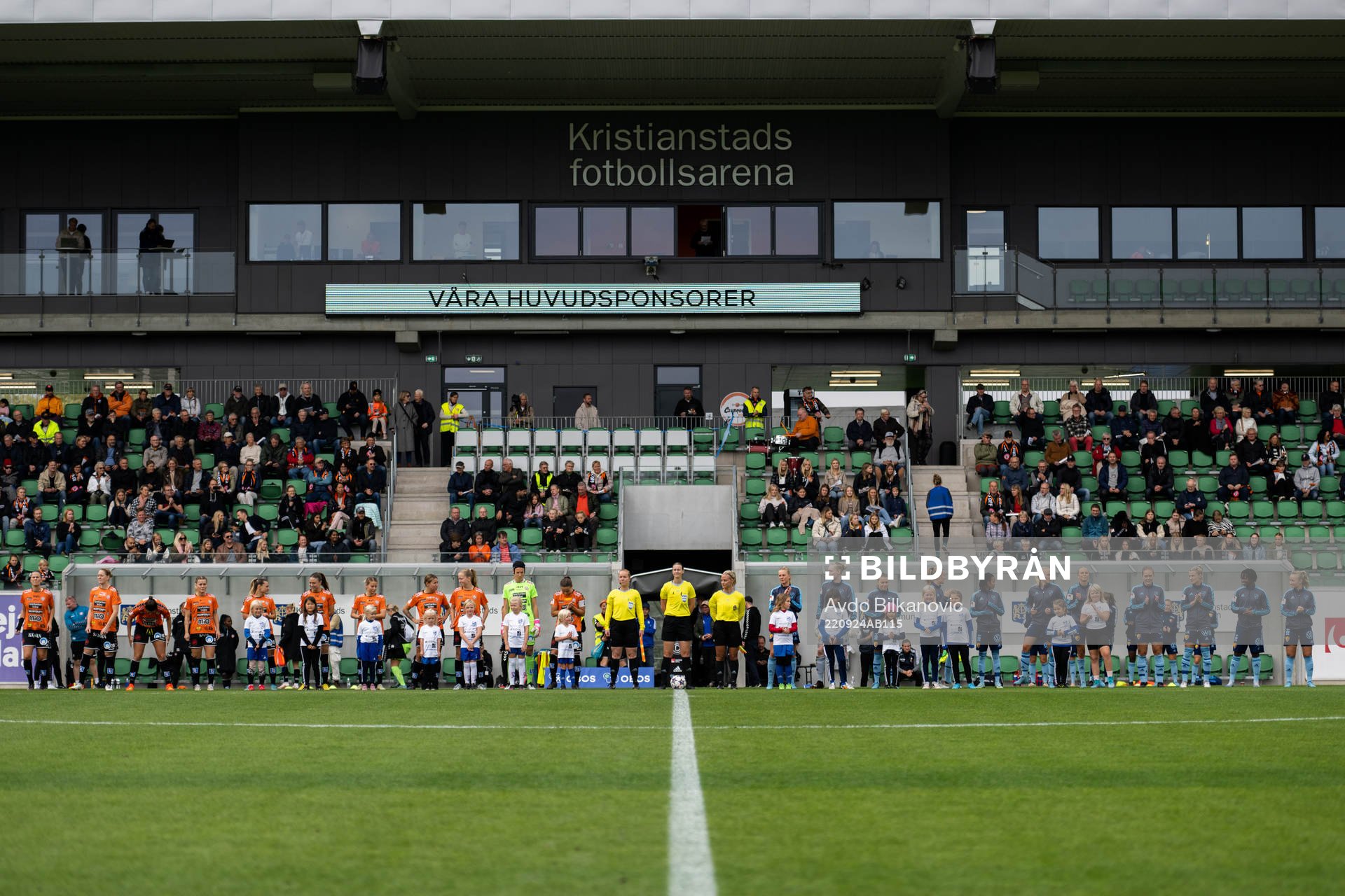 Djurgårdens och Kristianstads spelare inför fotbollsmatchen i Damallsvenskan mellan Kristianstad och Djurgården den 24 september 2022 i Kristianstad.