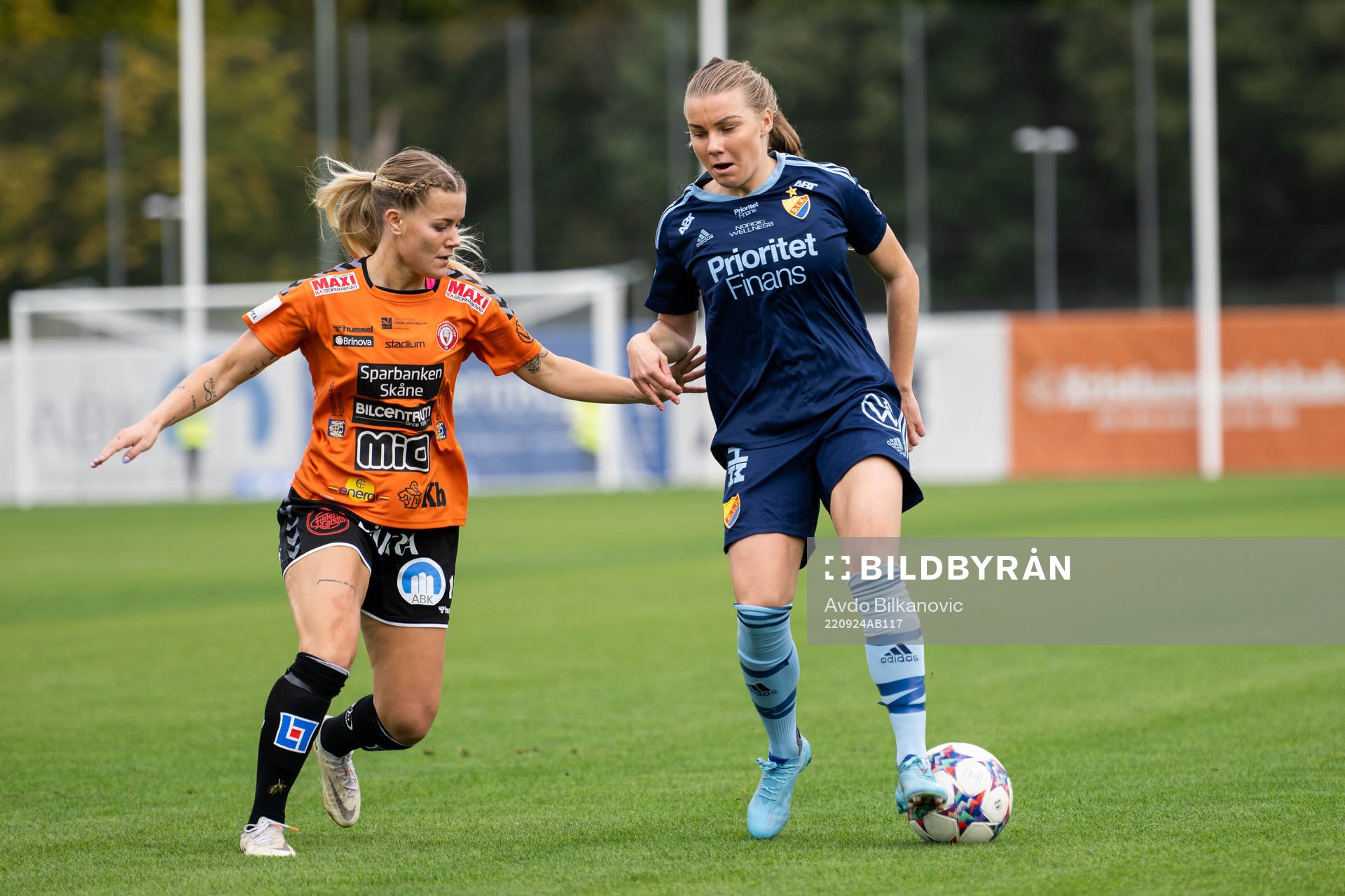 Kristianstads Tilda Persson och Djurgårdens Ebba Hed under fotbollsmatchen i Damallsvenskan mellan Kristianstad och Djurgården den 24 september 2022 i Kristianstad.