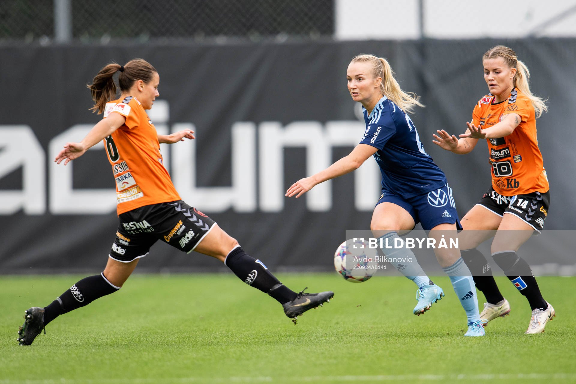 Kristianstads Alice Nilsson och Djurgårdens Tove Almqvist under fotbollsmatchen i Damallsvenskan mellan Kristianstad och Djurgården den 24 september 2022 i Kristianstad.