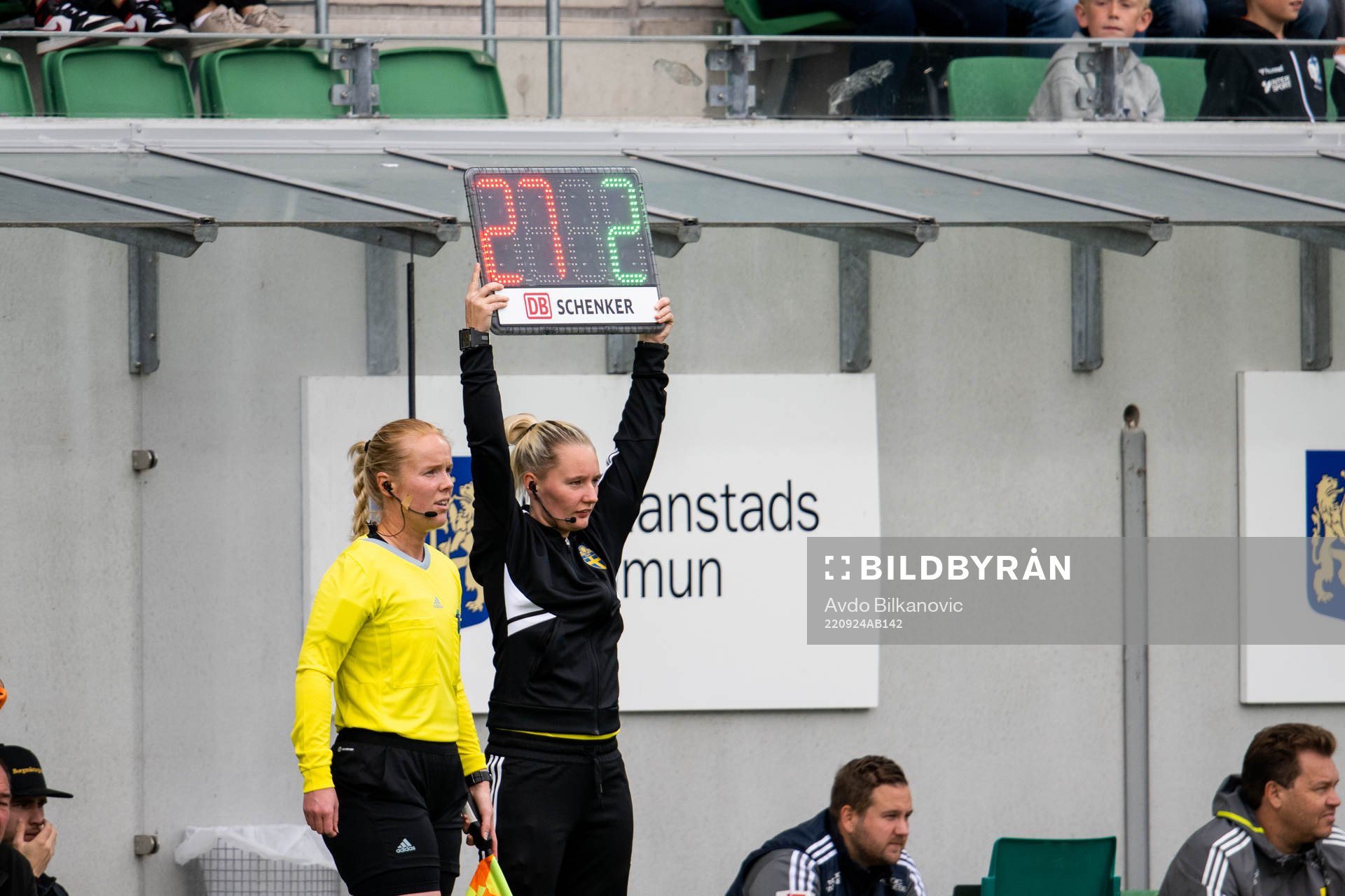 Fjärde domare Isabelle Svensson under fotbollsmatchen i Damallsvenskan mellan Kristianstad och Djurgården den 24 september 2022 i Kristianstad. 