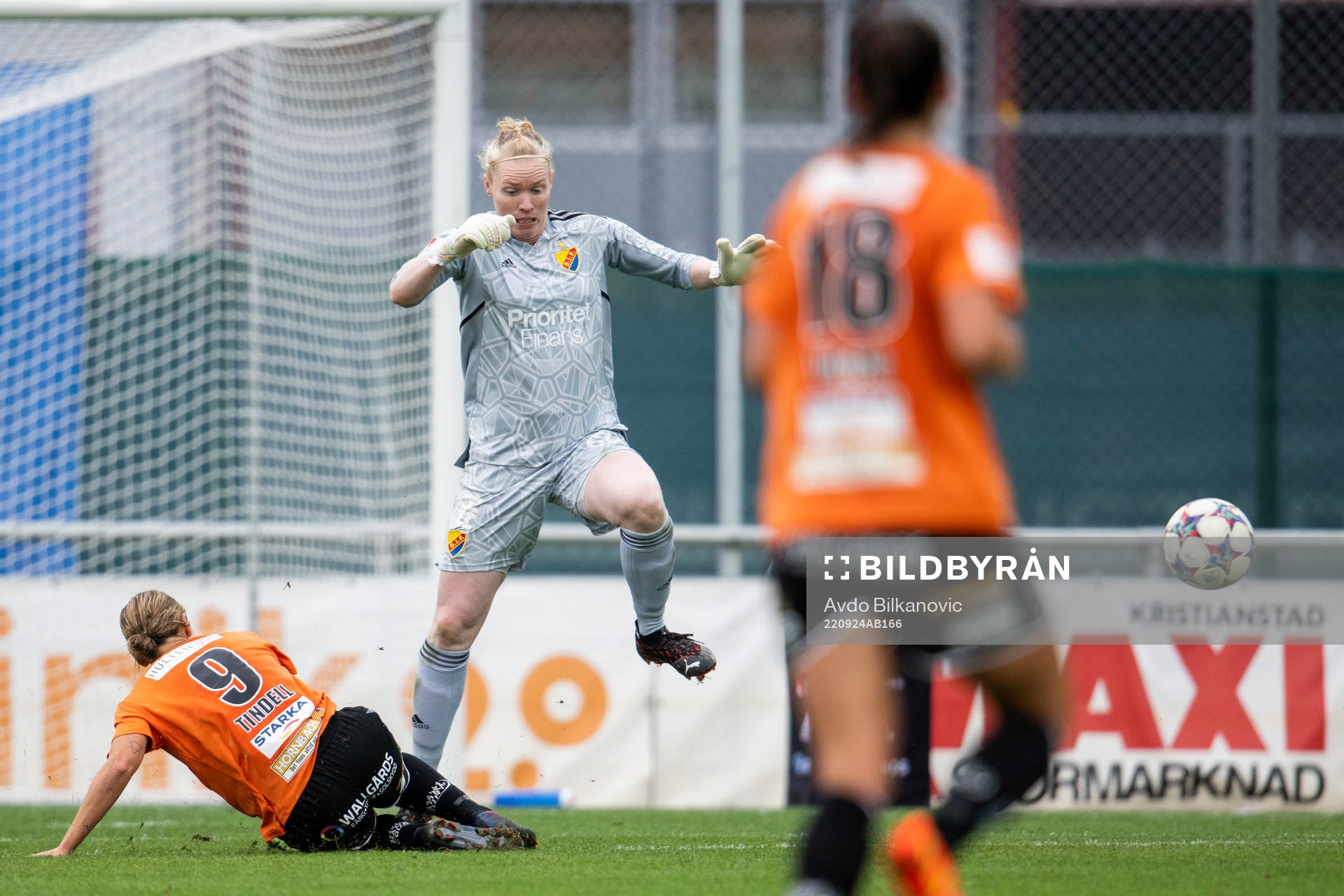 Kristianstads Tabitha Tindell och Djurgårdens målvakt
