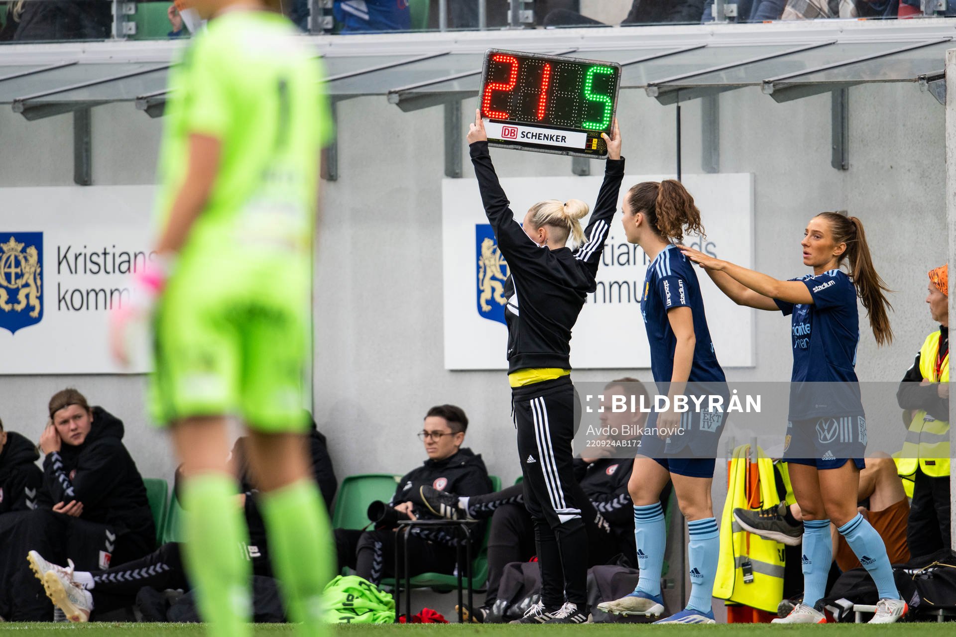 Fjärde domare Isabelle Svensson under fotbollsmatchen i Damallsvenskan mellan Kristianstad och Djurgården den 24 september 2022 i Kristianstad. 