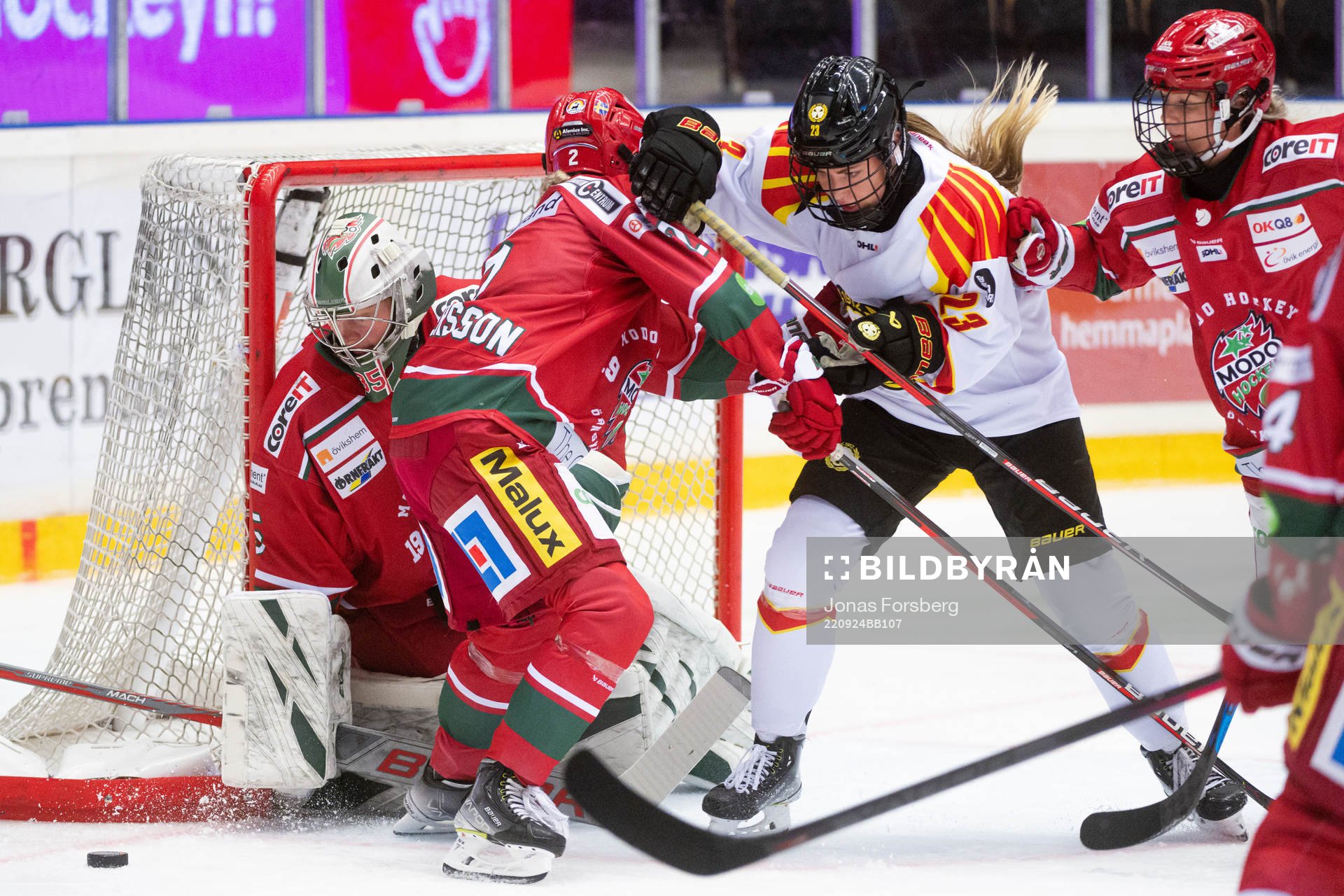 Brynäs Moa Wernblom oroar framför Modos målvakt Lauren