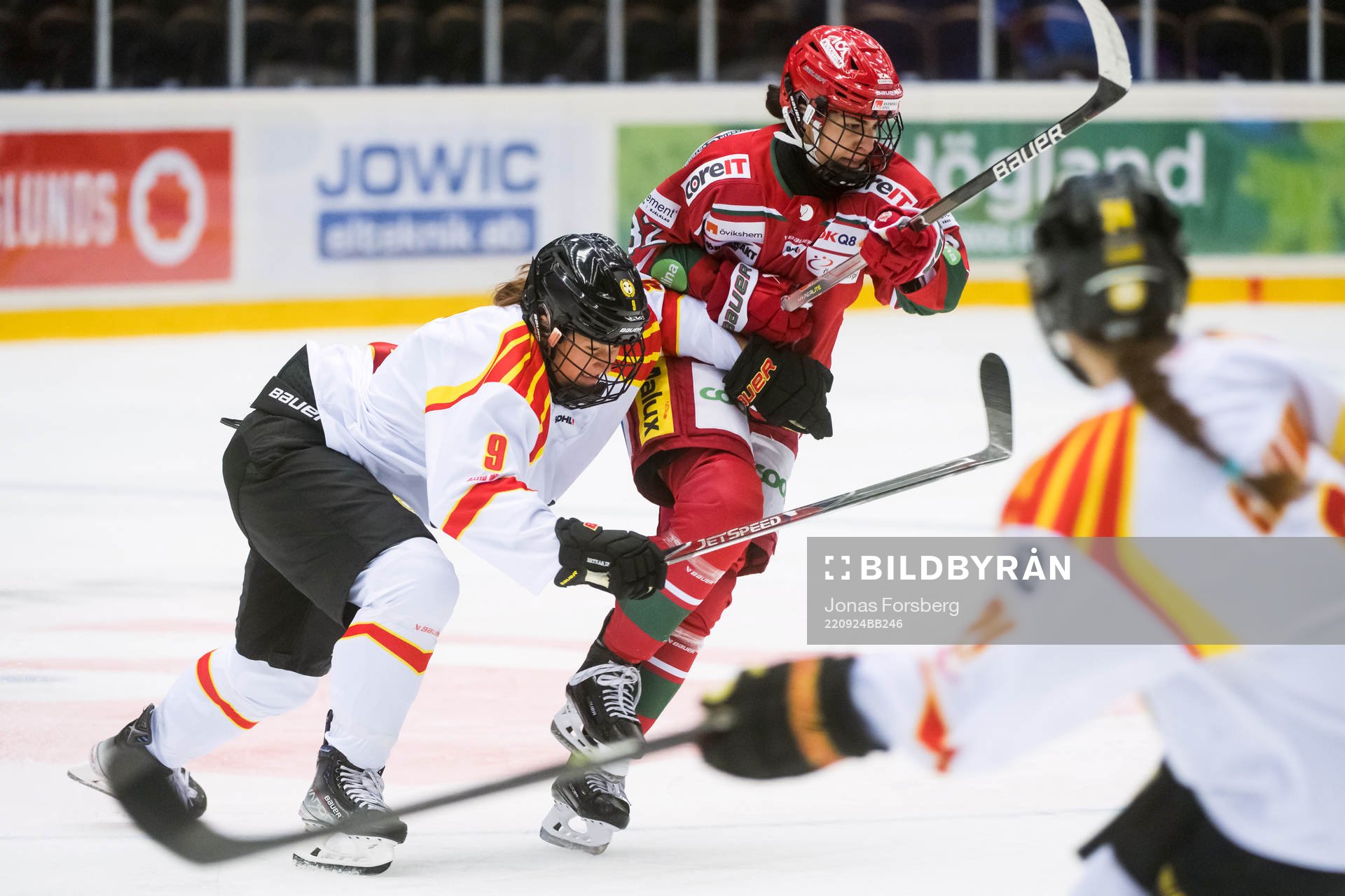 Brynäs Alena Mills kämpar mot Modos Mariam El-Mahmadi