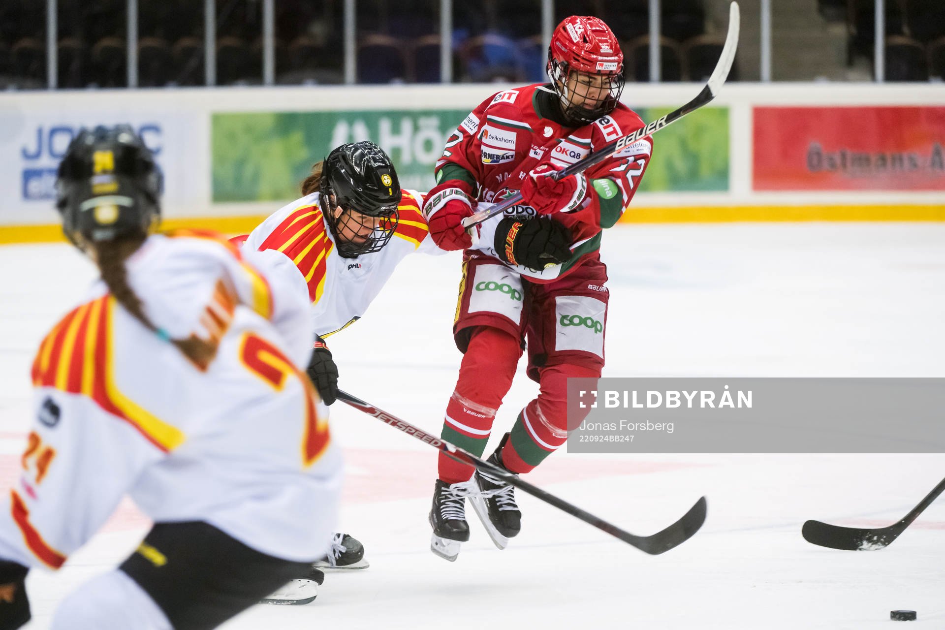 Brynäs Alena Mills kämpar mot Modos Mariam El-Mahmadi