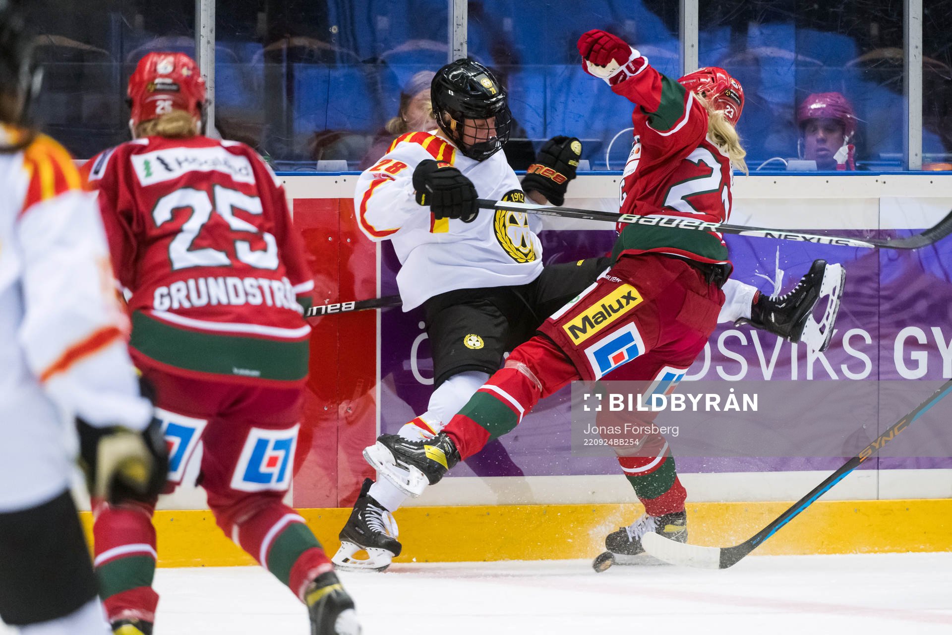 Brynäs Jenny Anntonsson och Modos Olivia Carlsson kämpar