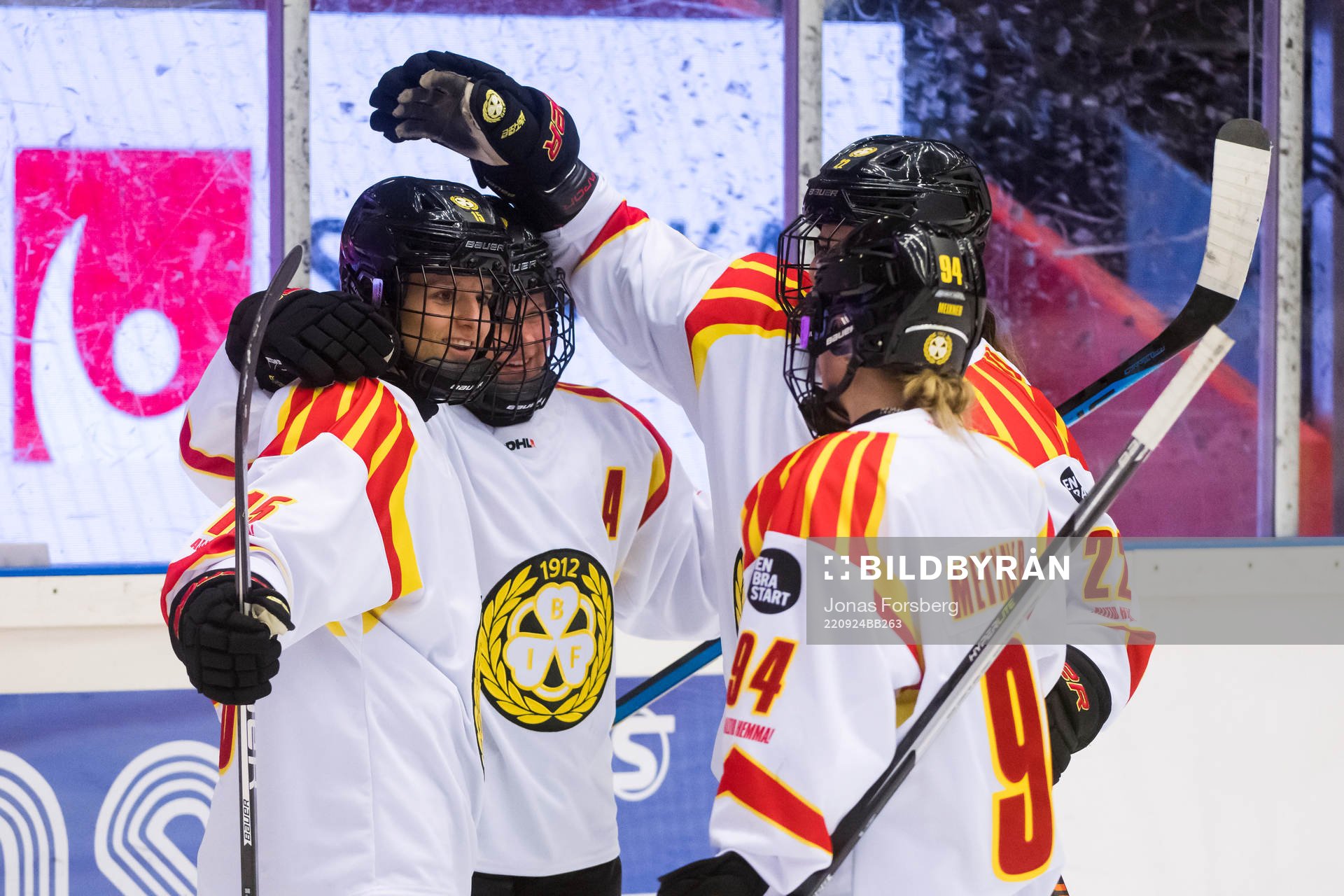 Brynäs Maja Nylen-Persson gör 0-3 målet  och grattas av