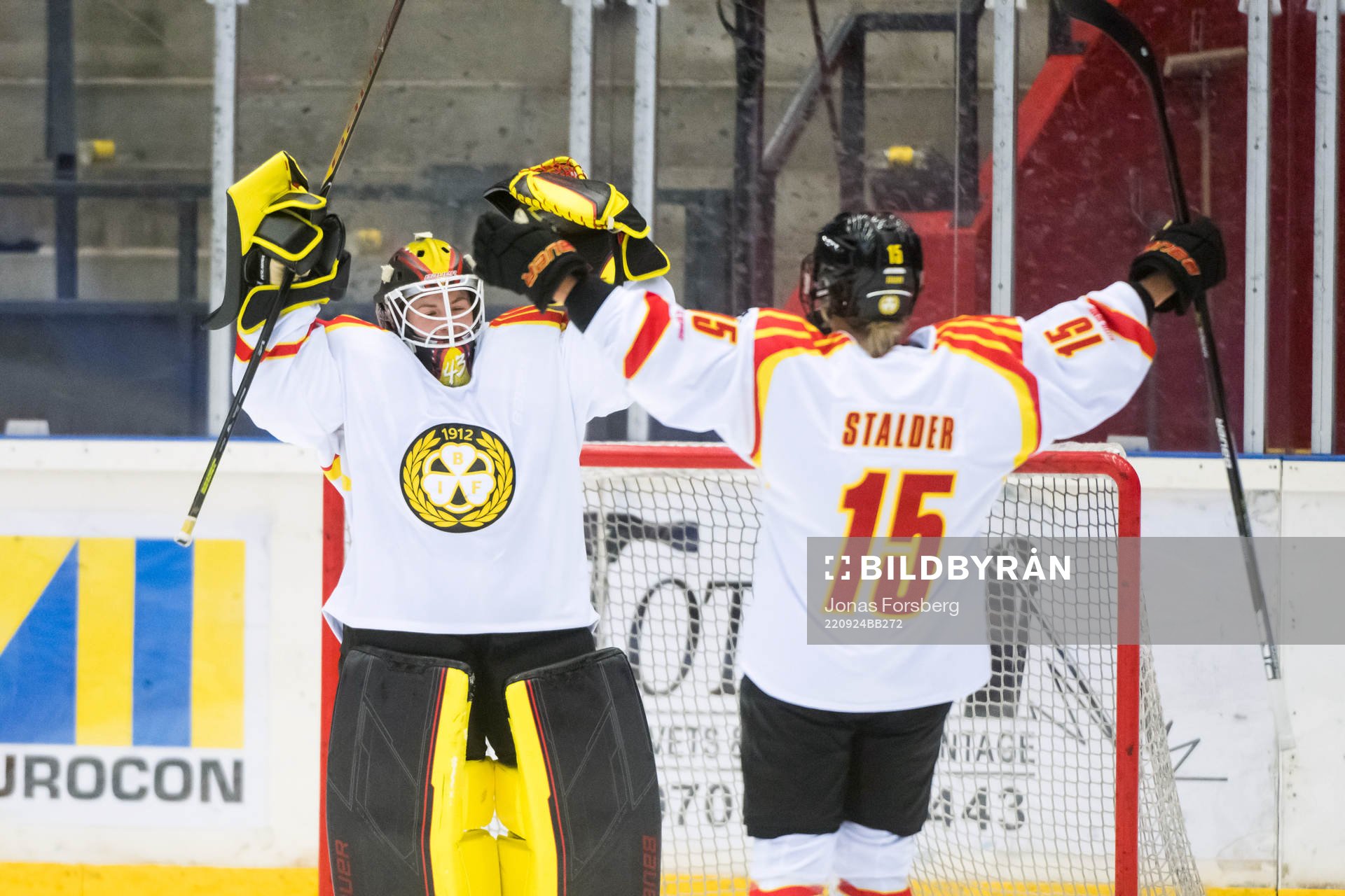 Brynäs målvakt Klara Peslarova och Lara Stalder jublar