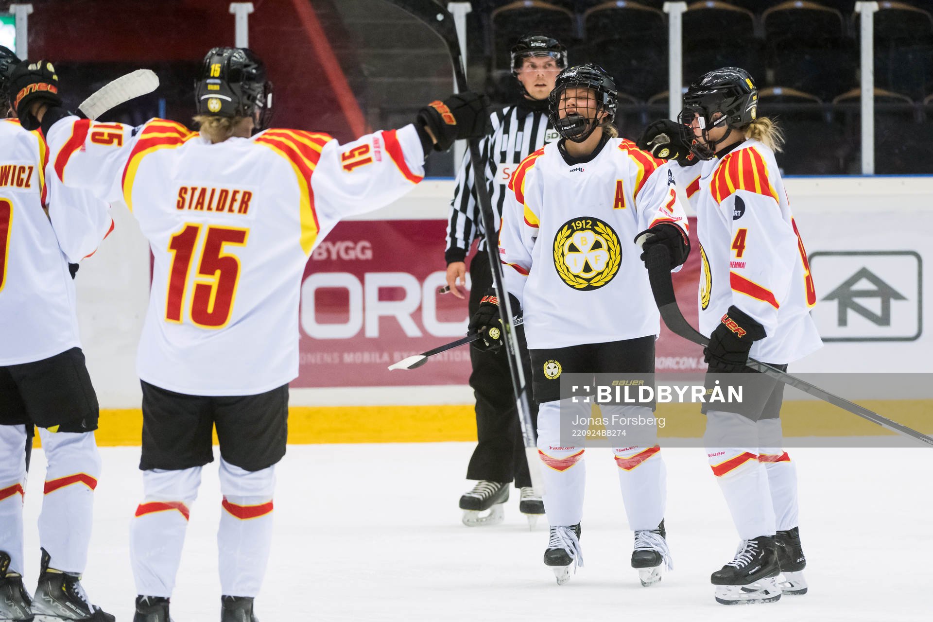 Brynäs Maja Nylen-Persson gör 0-4 målet jublar med Rosa