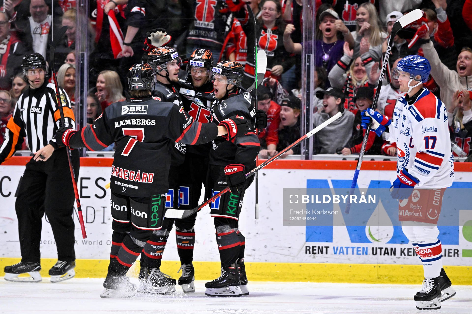 Örebros spelare jublar med Emil Larsson