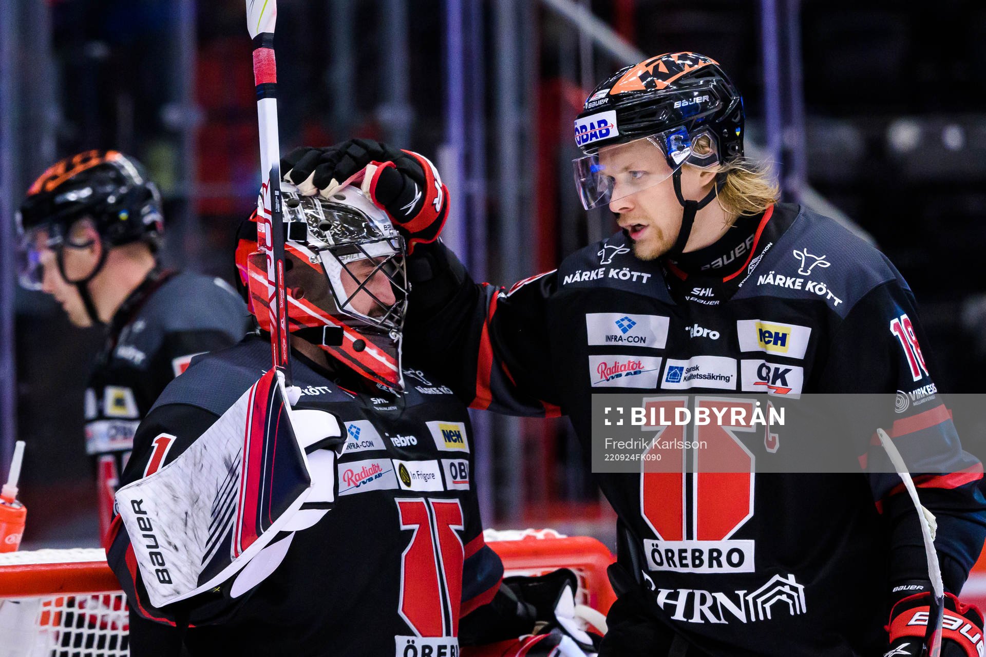 Örebros målvakt Jhonas Enroth och Rodrigo Abols jublar