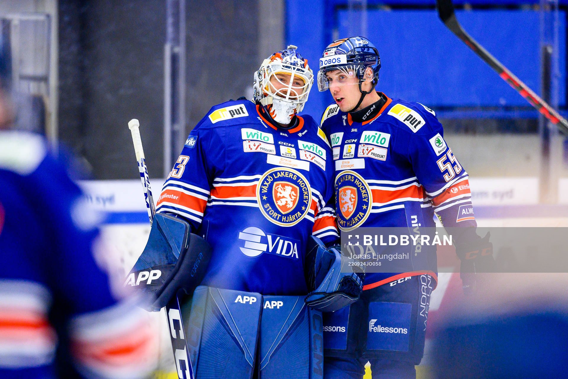 Växjös målvakt Emil Larmi och Miika Koivisto jublar