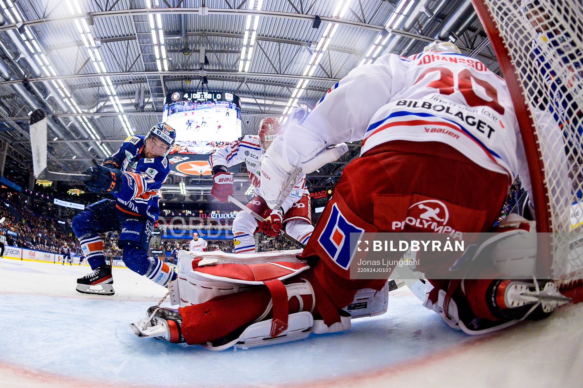 Växjös Glenn Gustafsson oroar vid Timrås målvakt Jacob