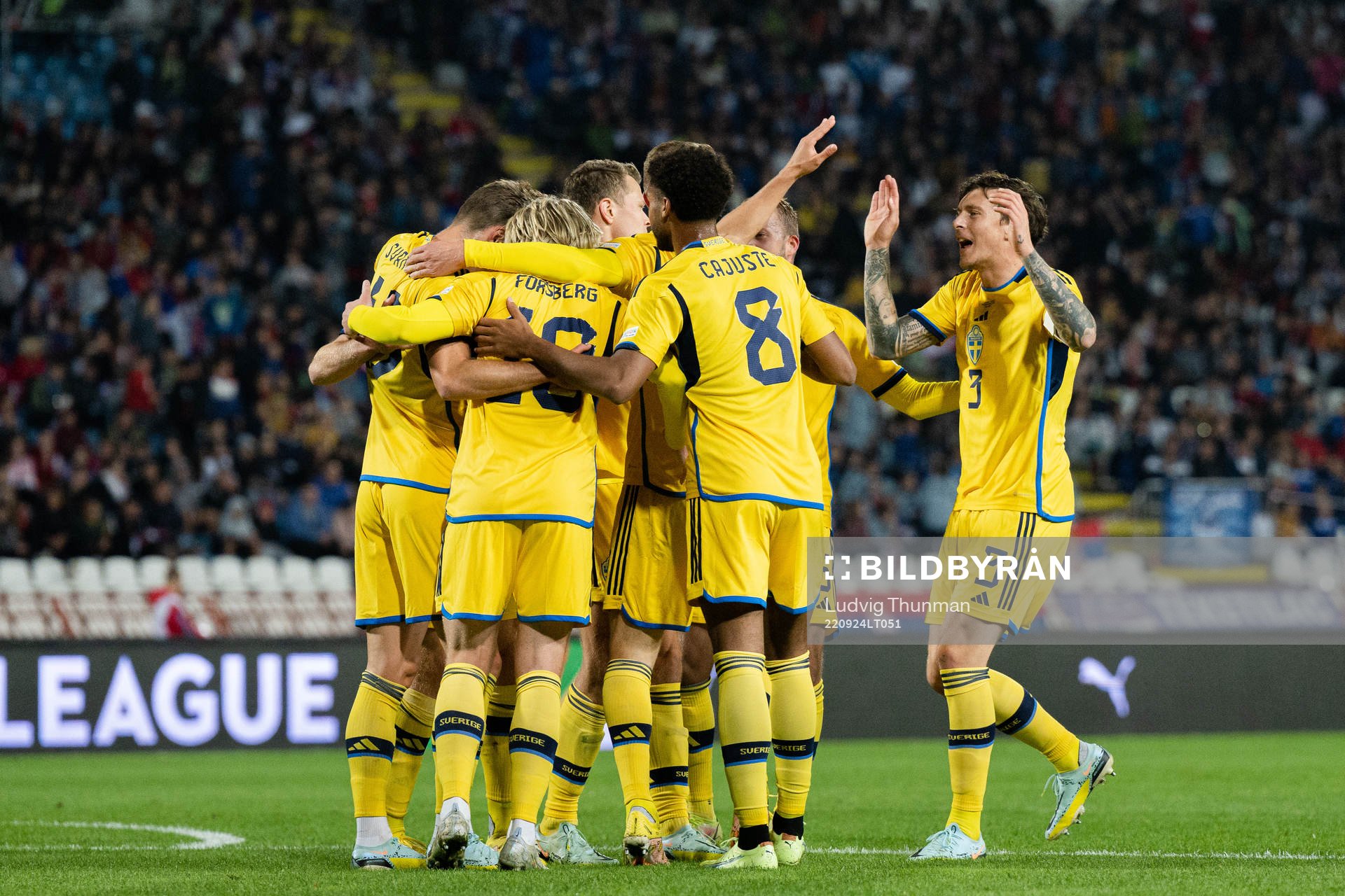 Players of Sweden celebrate the 0-1 by Viktor Claesson
