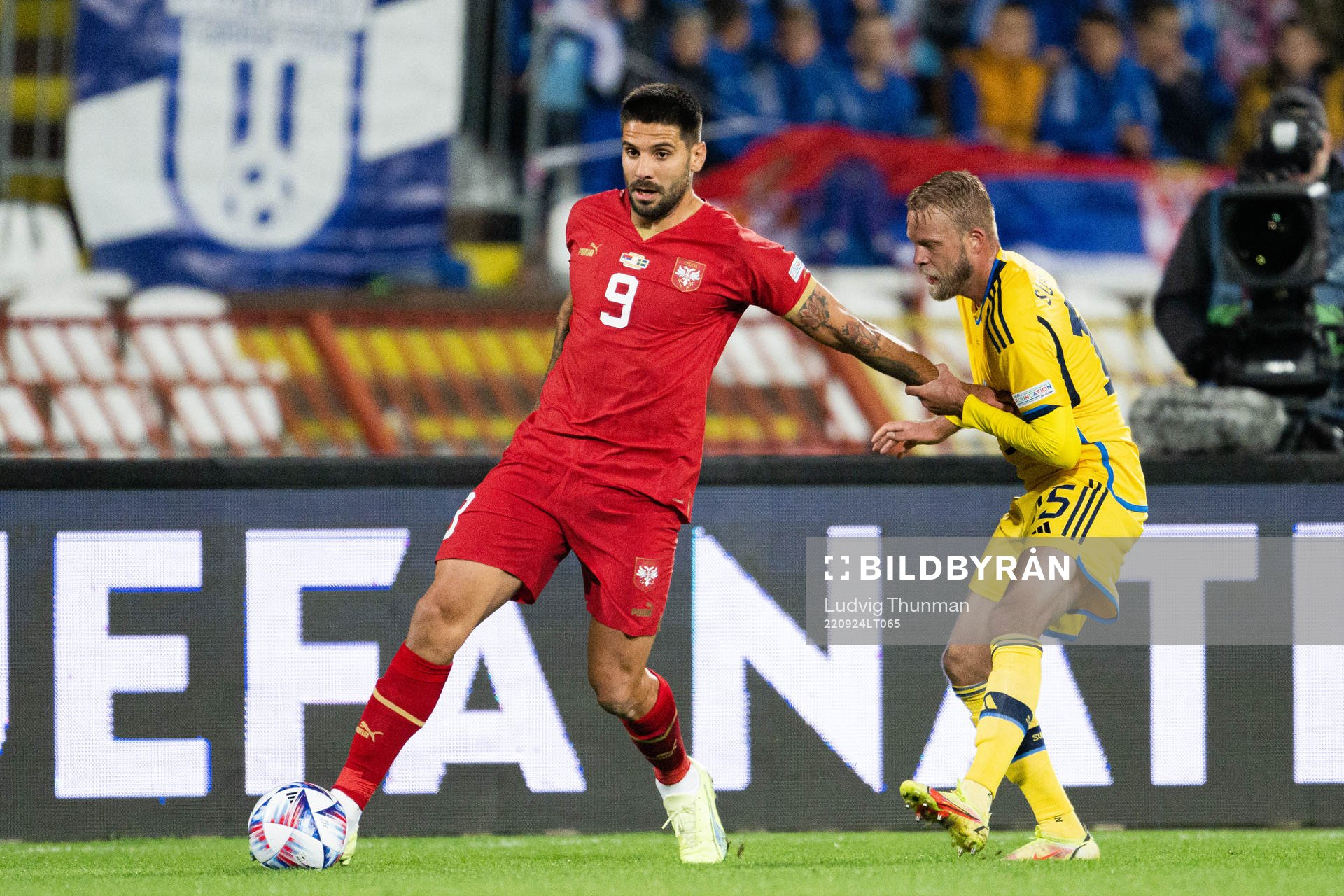 Aleksandar Mitrovic of Serbia and Daniel Sundgren of Sweden during the Nations League between Serbia and Sweden on September 24, 2022 in Belgrade.