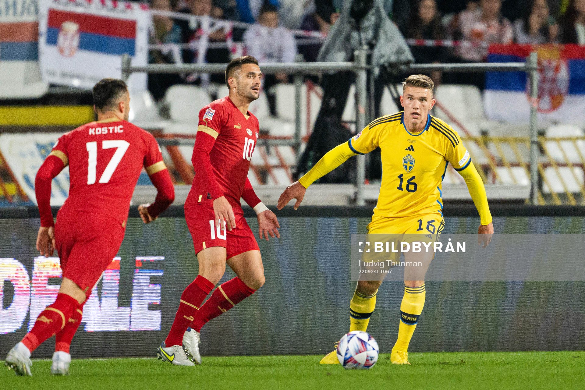Viktor Gyökeres of Sweden against Filip Kostic and Dusan Tadic of Serbia during the Nations League between Serbia and Sweden on September 24, 2022 in Belgrade.