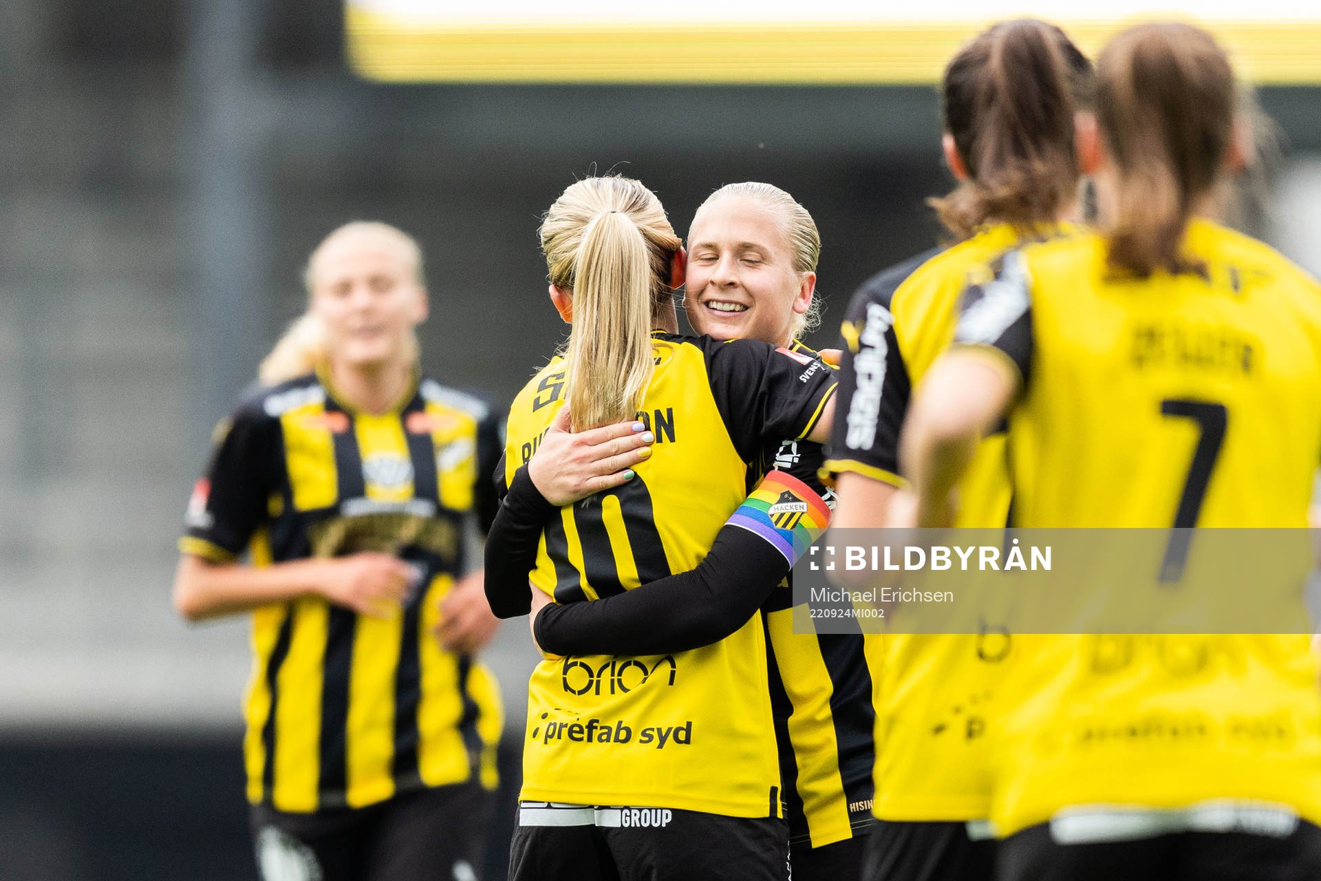 Häckens Elin Rubensson jublar med Filippa Curmark
